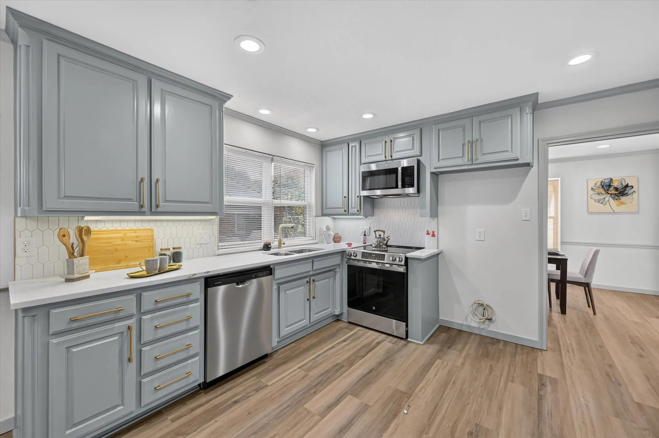Single Family Residence For Sale in Tarrant County , 1902 Alamo Drive, Arlington, Texas 76012, 4 Bedroom, 3 Bathroom, 2 Garage spaces, 2,437 Sqft, built in 1972, mls#21357680, Real Estate Agent in Arlington, Homes For Sale in Tarrant county, Homes For Sale in Arlington, Realtor in Arlington Texas, Real Estate Brokerage Independent Realty Texas, Luminita Cordes Realtor