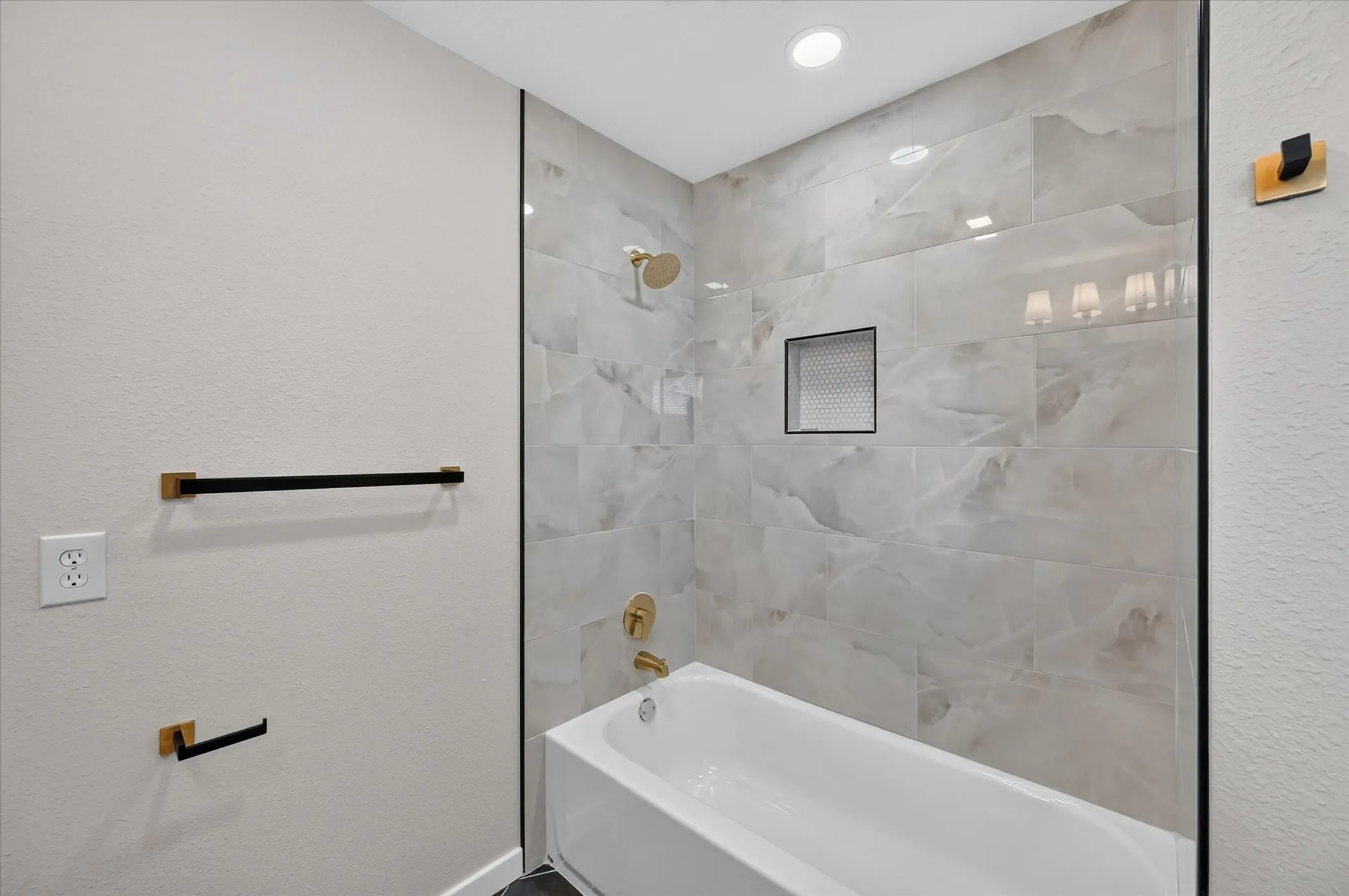 Single Family Residence For Sale in Tarrant County , 1902 Alamo Drive, Arlington, Texas 76012, 4 Bedroom, 3 Bathroom, 2 Garage spaces, 2,437 Sqft, built in 1972, mls#21357680, Real Estate Agent in Arlington, Homes For Sale in Tarrant county, Homes For Sale in Arlington, Realtor in Arlington Texas, Real Estate Brokerage Independent Realty Texas, Luminita Cordes Realtor