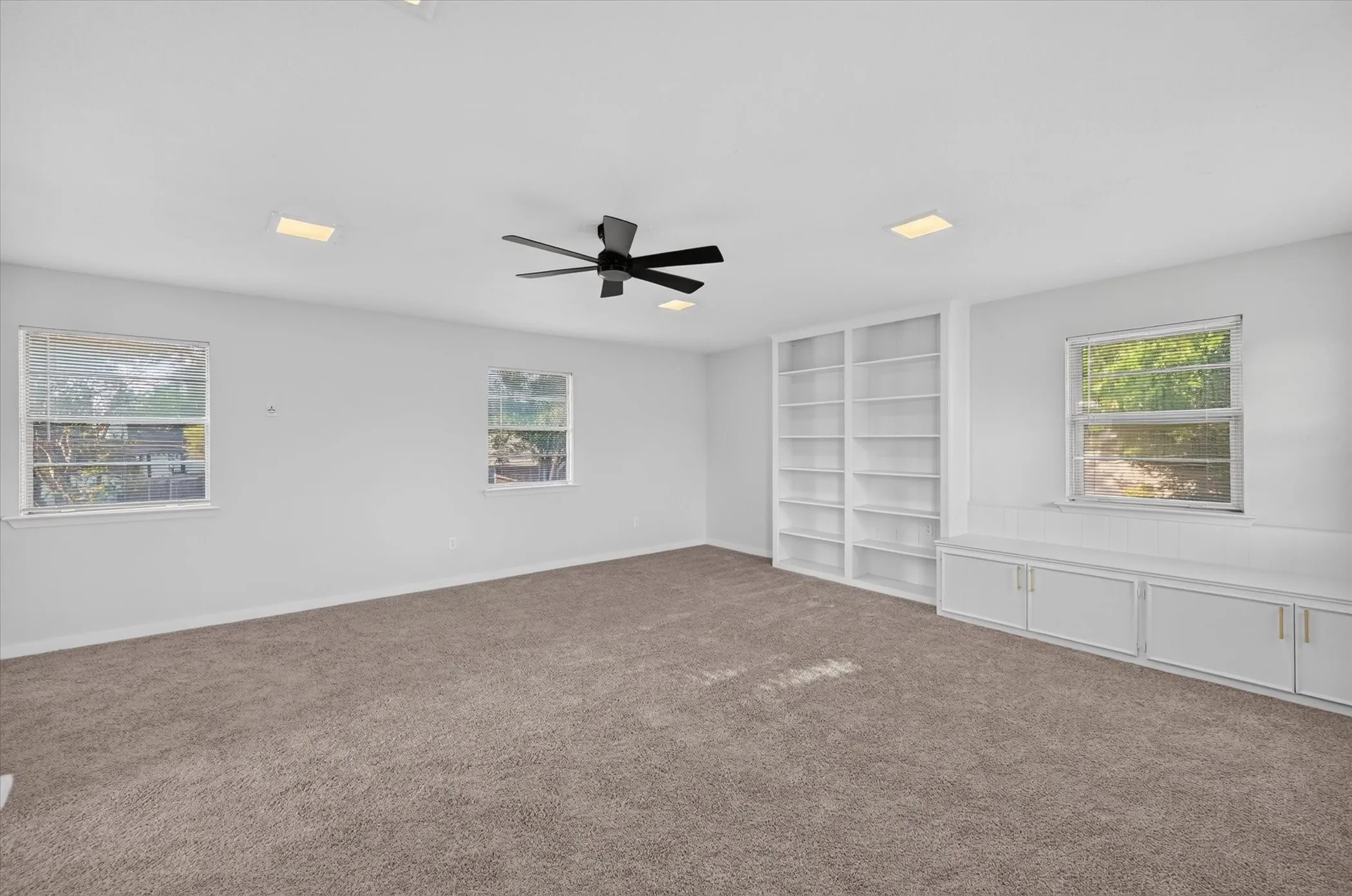 Single Family Residence For Sale in Tarrant County , 1902 Alamo Drive, Arlington, Texas 76012, 4 Bedroom, 3 Bathroom, 2 Garage spaces, 2,437 Sqft, built in 1972, mls#21357680, Real Estate Agent in Arlington, Homes For Sale in Tarrant county, Homes For Sale in Arlington, Realtor in Arlington Texas, Real Estate Brokerage Independent Realty Texas, Luminita Cordes Realtor