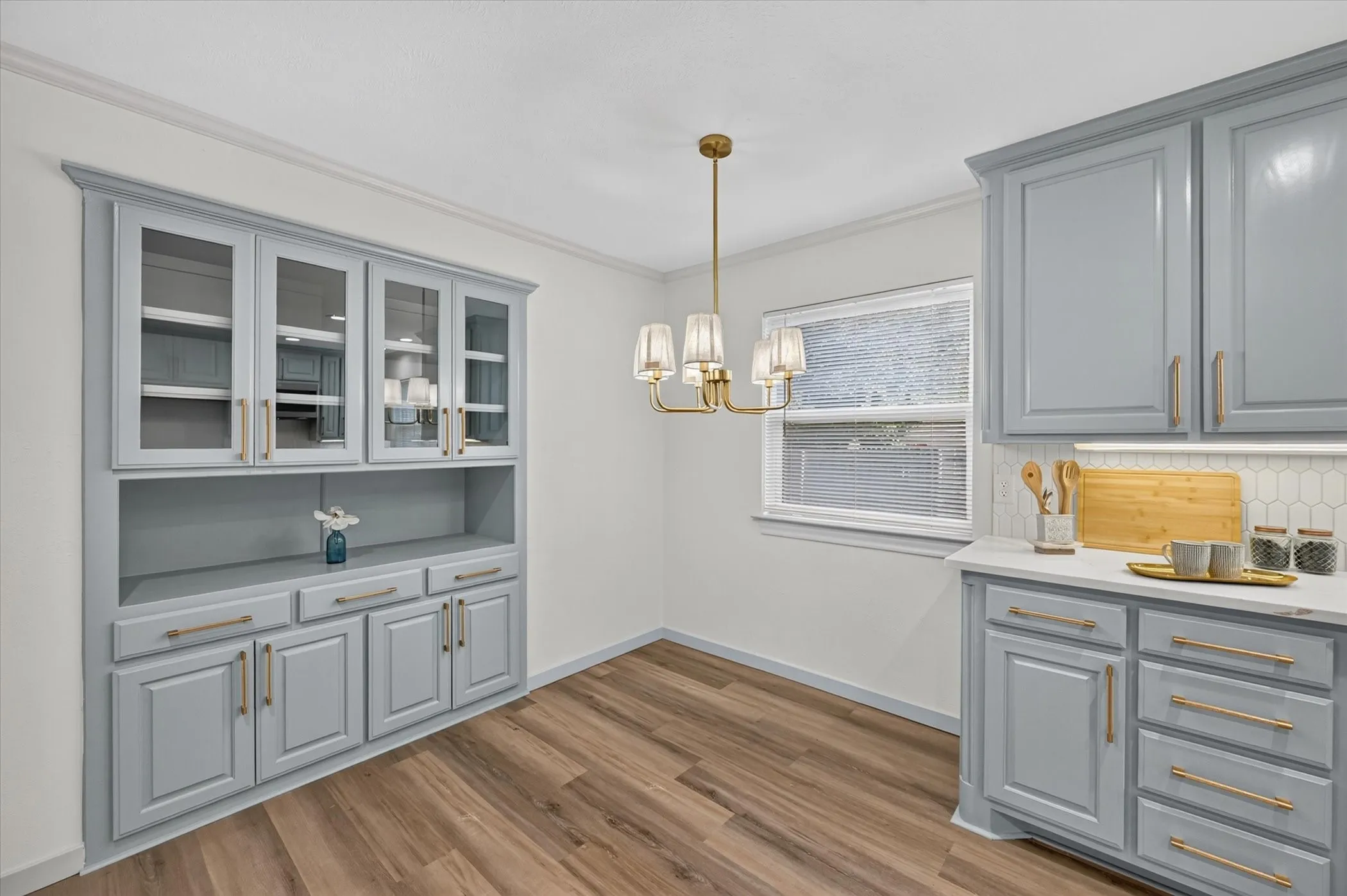 Single Family Residence For Sale in Tarrant County , 1902 Alamo Drive, Arlington, Texas 76012, 4 Bedroom, 3 Bathroom, 2 Garage spaces, 2,437 Sqft, built in 1972, mls#21357680, Real Estate Agent in Arlington, Homes For Sale in Tarrant county, Homes For Sale in Arlington, Realtor in Arlington Texas, Real Estate Brokerage Independent Realty Texas, Luminita Cordes Realtor