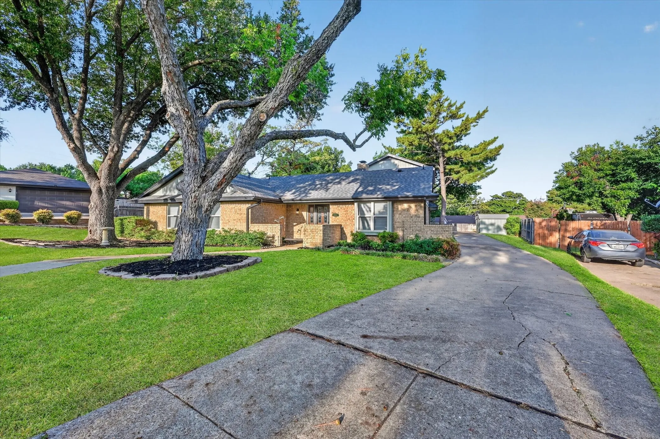 Single Family Residence For Sale in Tarrant County , 1902 Alamo Drive, Arlington, Texas 76012, 4 Bedroom, 3 Bathroom, 2 Garage spaces, 2,437 Sqft, built in 1972, mls#21357680, Real Estate Agent in Arlington, Homes For Sale in Tarrant county, Homes For Sale in Arlington, Realtor in Arlington Texas, Real Estate Brokerage Independent Realty Texas, Luminita Cordes Realtor