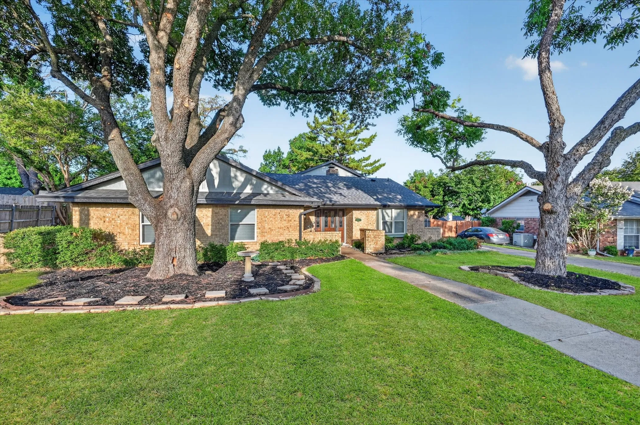 Single Family Residence For Sale in Tarrant County , 1902 Alamo Drive, Arlington, Texas 76012, 4 Bedroom, 3 Bathroom, 2 Garage spaces, 2,437 Sqft, built in 1972, mls#21357680, Real Estate Agent in Arlington, Homes For Sale in Tarrant county, Homes For Sale in Arlington, Realtor in Arlington Texas, Real Estate Brokerage Independent Realty Texas, Luminita Cordes Realtor