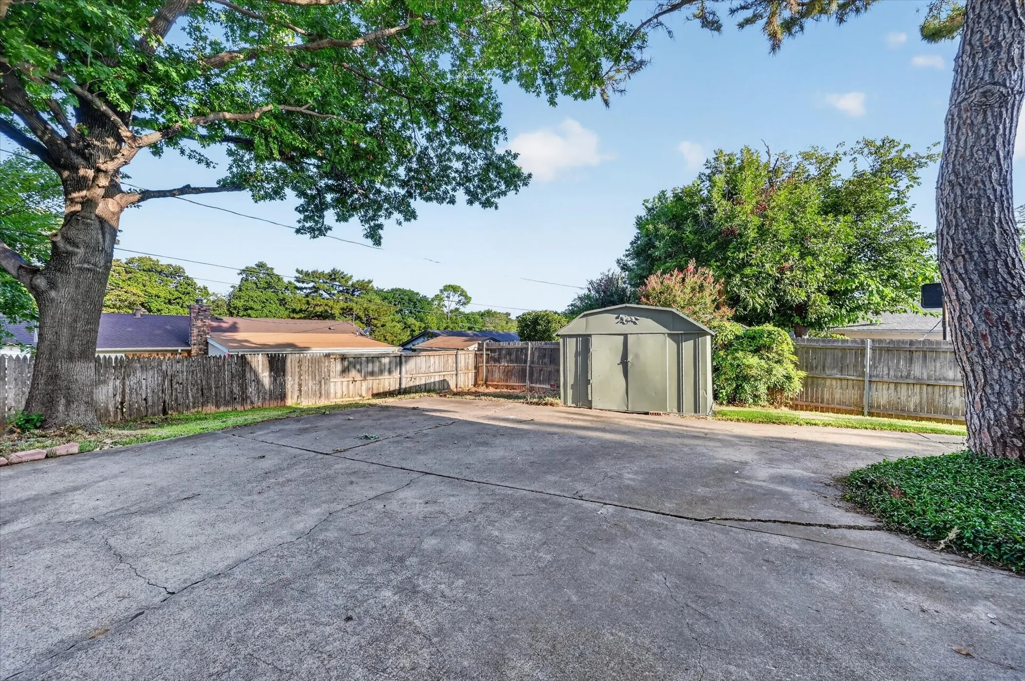 Single Family Residence For Sale in Tarrant County , 1902 Alamo Drive, Arlington, Texas 76012, 4 Bedroom, 3 Bathroom, 2 Garage spaces, 2,437 Sqft, built in 1972, mls#21357680, Real Estate Agent in Arlington, Homes For Sale in Tarrant county, Homes For Sale in Arlington, Realtor in Arlington Texas, Real Estate Brokerage Independent Realty Texas, Luminita Cordes Realtor
