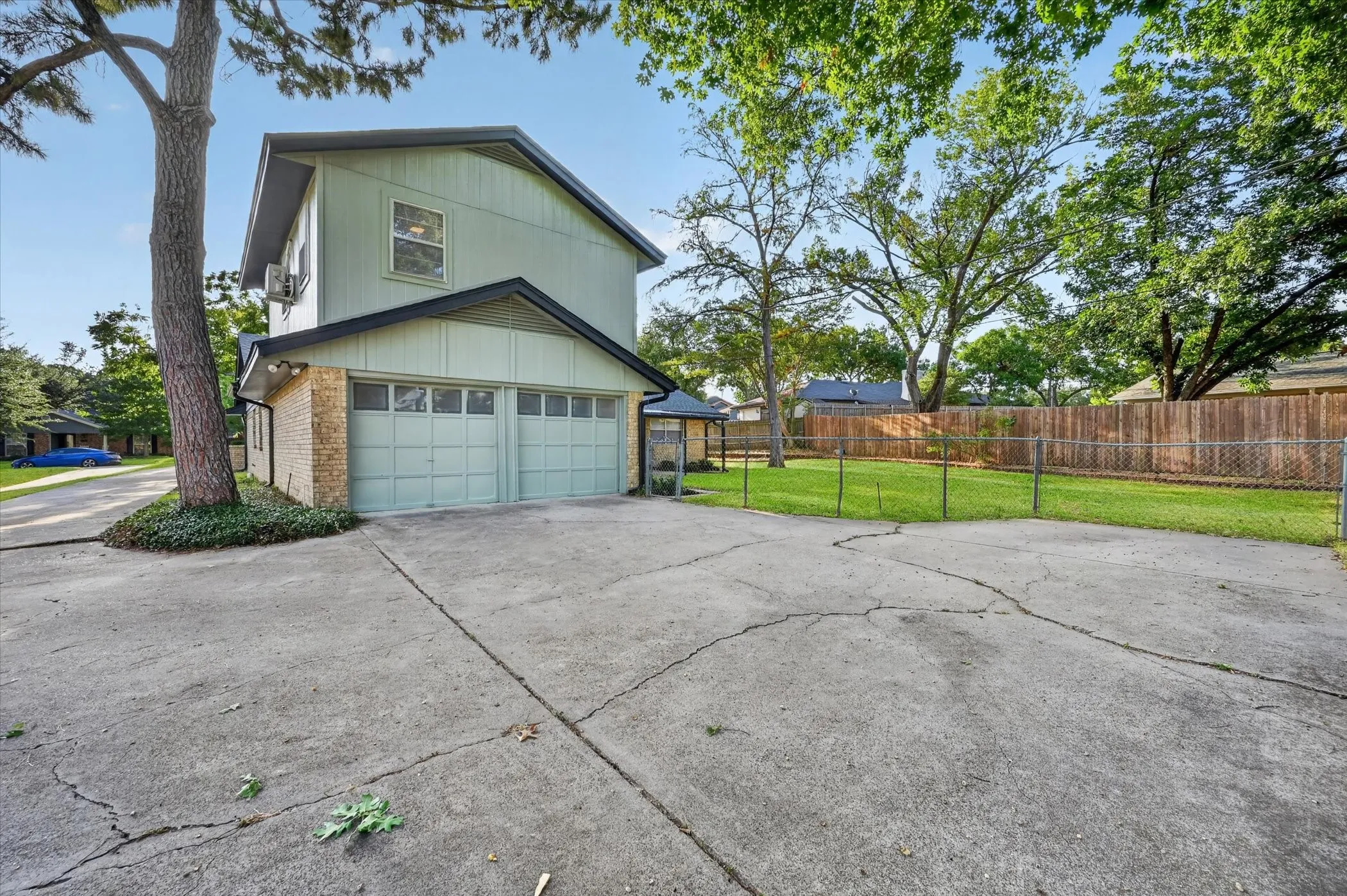 Single Family Residence For Sale in Tarrant County , 1902 Alamo Drive, Arlington, Texas 76012, 4 Bedroom, 3 Bathroom, 2 Garage spaces, 2,437 Sqft, built in 1972, mls#21357680, Real Estate Agent in Arlington, Homes For Sale in Tarrant county, Homes For Sale in Arlington, Realtor in Arlington Texas, Real Estate Brokerage Independent Realty Texas, Luminita Cordes Realtor