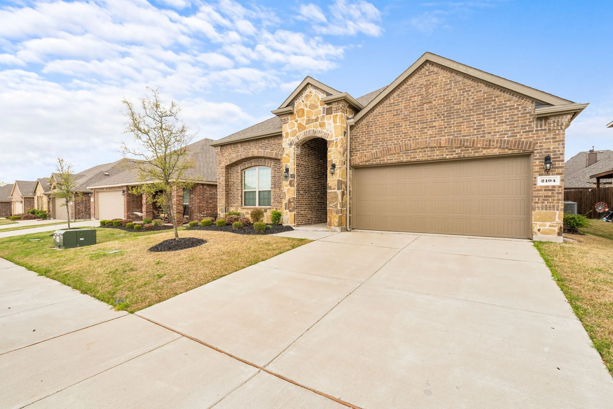 Single Family Residence For Rent in Denton County , 2104 Lake Cliff Drive, Little Elm, Texas 75068, 3 Bedroom, 2 Bathroom, 2 Garage spaces, 2,033 Sqft, built in 2017, mls#21357811, Real Estate Agent in Little Elm, Homes For Rent in Denton county, Homes For Rent in Little Elm, Realtor in Little Elm Texas, Real Estate Brokerage Independent Realty Texas, Luminita Cordes Realtor