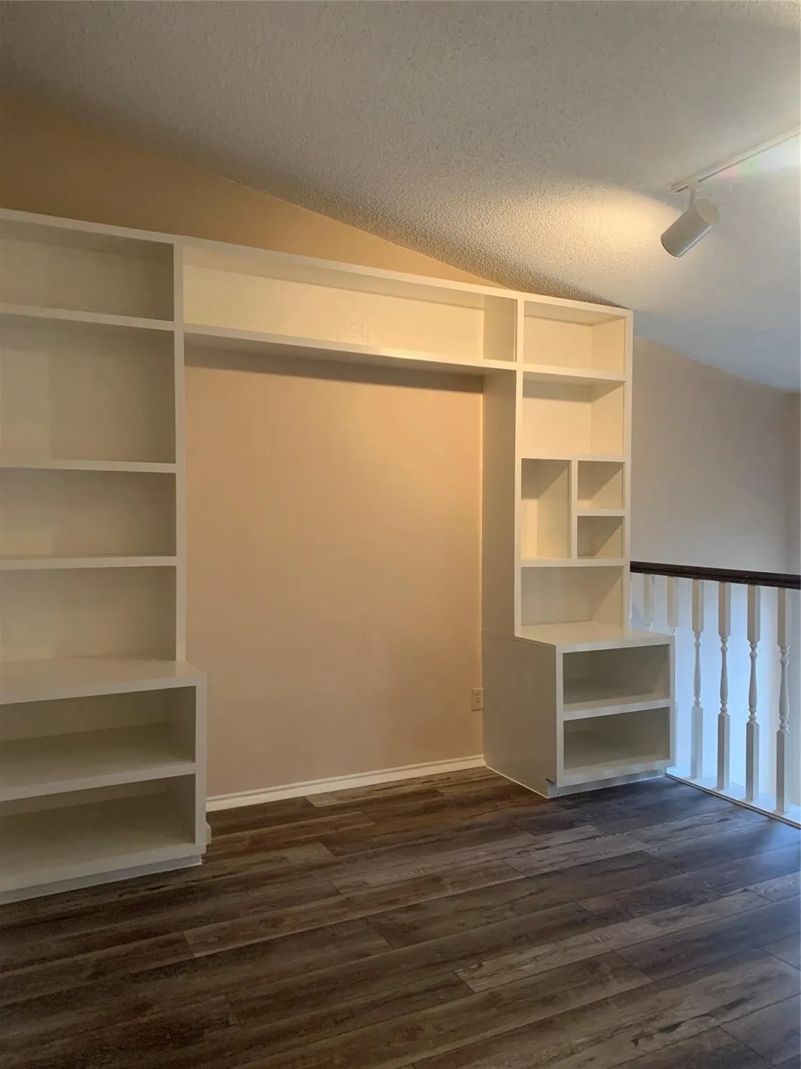 Condominium For Rent in Dallas County , 14333 Preston Road 1604, Dallas, Texas 75254, 1 Bedroom, 2 Bathroom, Garage spaces, 1,028 Sqft, built in 1982, mls#21357802, Real Estate Agent in Dallas, Homes For Rent in Dallas county, Homes For Rent in Dallas, Realtor in Dallas Texas, Real Estate Brokerage Independent Realty Texas, Luminita Cordes Realtor