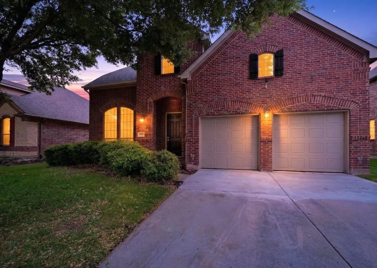 Single Family Residence For Sale in Denton County , 2717 Whispering Trail, Little Elm, Texas 75068, 5 Bedroom, 4 Bathroom, 2 Garage spaces, 2,988 Sqft, built in 2004, mls#21357829, Real Estate Agent in Little Elm, Homes For Sale in Denton county, Homes For Sale in Little Elm, Realtor in Little Elm Texas, Real Estate Brokerage Independent Realty Texas, Luminita Cordes Realtor