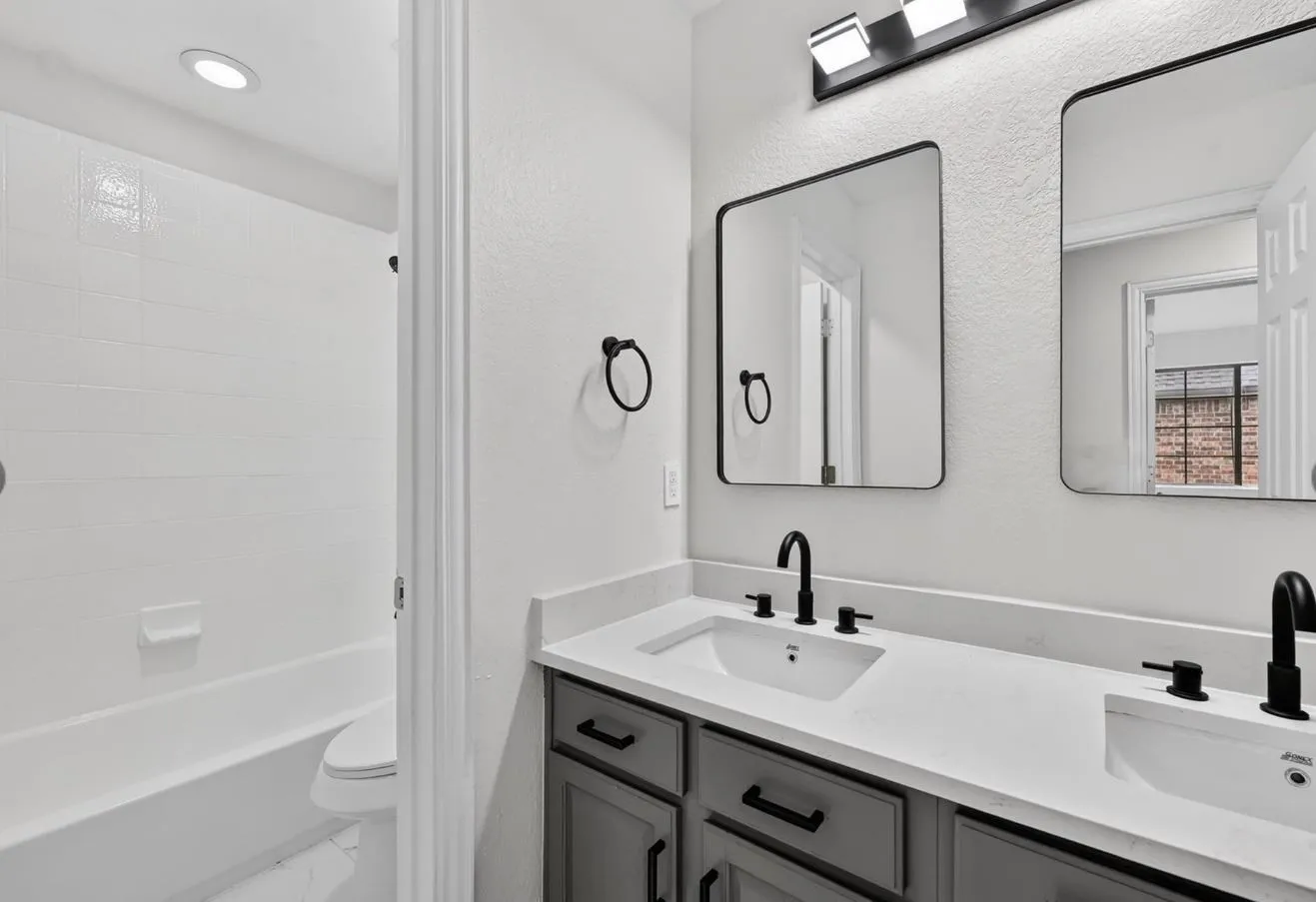 Single Family Residence For Sale in Denton County , 2717 Whispering Trail, Little Elm, Texas 75068, 5 Bedroom, 4 Bathroom, 2 Garage spaces, 2,988 Sqft, built in 2004, mls#21357829, Real Estate Agent in Little Elm, Homes For Sale in Denton county, Homes For Sale in Little Elm, Realtor in Little Elm Texas, Real Estate Brokerage Independent Realty Texas, Luminita Cordes Realtor