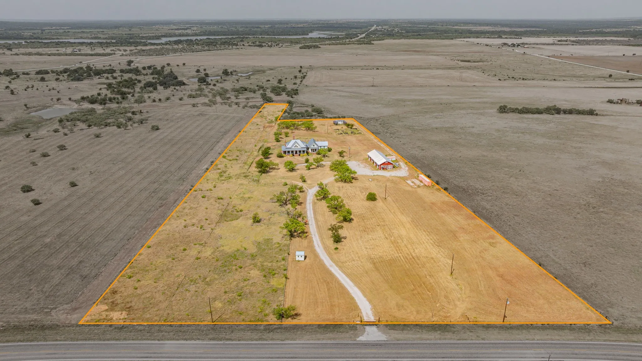 Single Family Residence For Sale in Young County , 12824 Fm 1769, Graham, Texas 76450, 3 Bedroom, 3 Bathroom, Garage spaces, 4,210 Sqft, built in 2011, mls#21353396, Real Estate Agent in Graham, Homes For Sale in Young county, Homes For Sale in Graham, Realtor in Graham Texas, Real Estate Brokerage Independent Realty Texas, Luminita Cordes Realtor