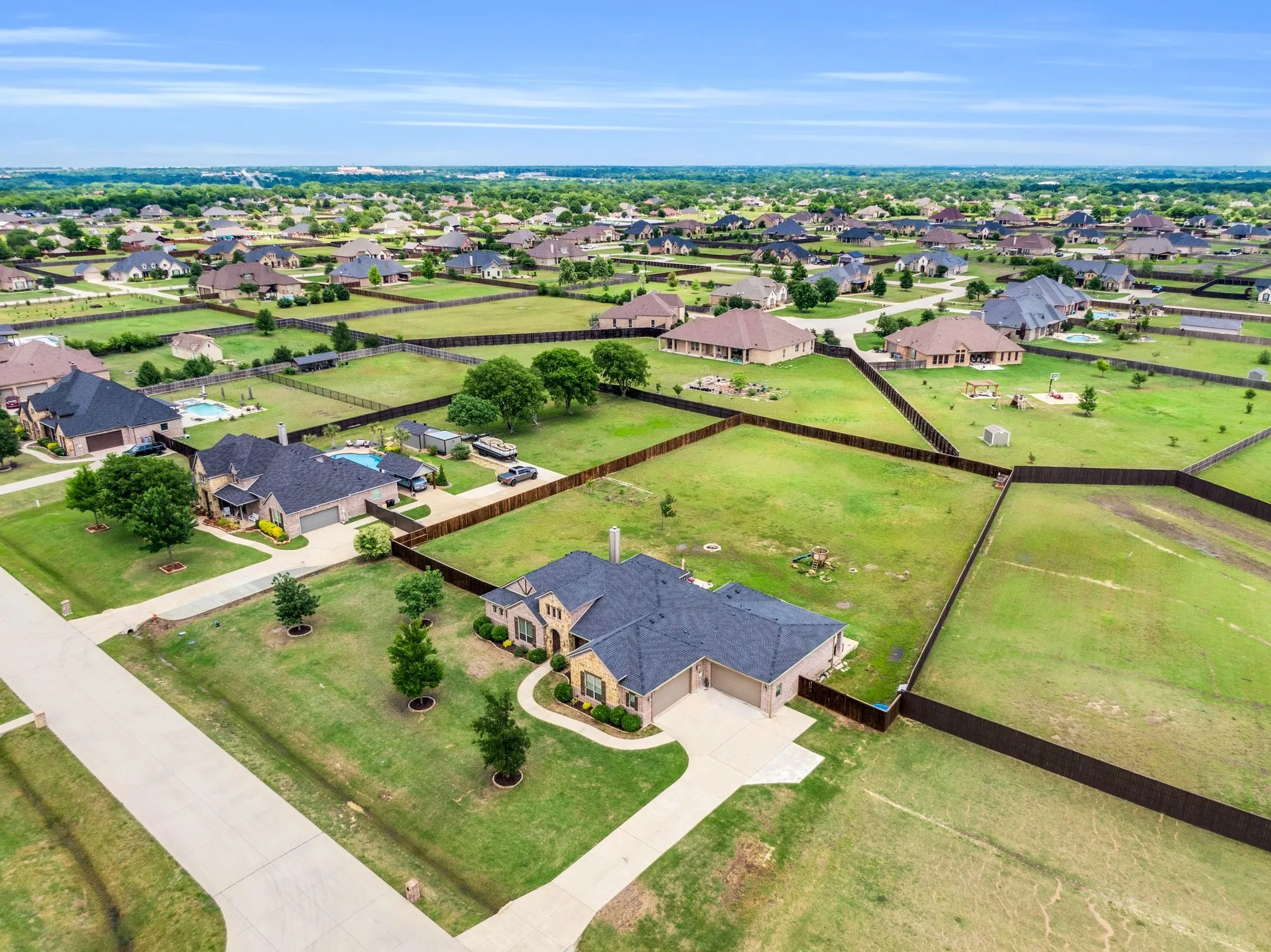 Single Family Residence For Sale in Ellis County , 102 Willowbrook Drive, Waxahachie, Texas 75165, 4 Bedroom, 3 Bathroom, 4 Garage spaces, 2,607 Sqft, built in 2015, mls#21355454, Real Estate Agent in Waxahachie, Homes For Sale in Ellis county, Homes For Sale in Waxahachie, Realtor in Waxahachie Texas, Real Estate Brokerage Independent Realty Texas, Luminita Cordes Realtor