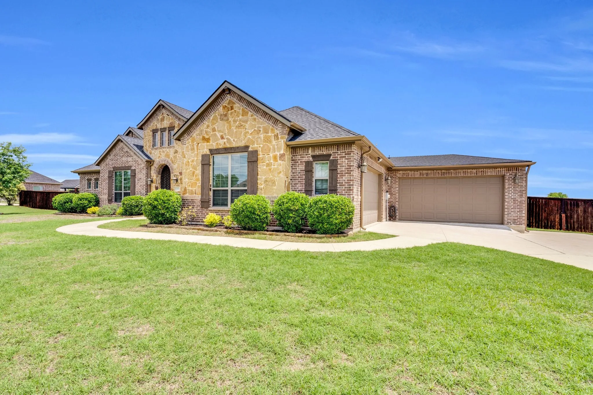 Single Family Residence For Sale in Ellis County , 102 Willowbrook Drive, Waxahachie, Texas 75165, 4 Bedroom, 3 Bathroom, 4 Garage spaces, 2,607 Sqft, built in 2015, mls#21355454, Real Estate Agent in Waxahachie, Homes For Sale in Ellis county, Homes For Sale in Waxahachie, Realtor in Waxahachie Texas, Real Estate Brokerage Independent Realty Texas, Luminita Cordes Realtor