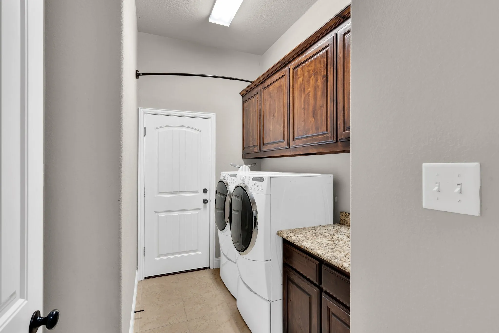 Single Family Residence For Sale in Ellis County , 102 Willowbrook Drive, Waxahachie, Texas 75165, 4 Bedroom, 3 Bathroom, 4 Garage spaces, 2,607 Sqft, built in 2015, mls#21355454, Real Estate Agent in Waxahachie, Homes For Sale in Ellis county, Homes For Sale in Waxahachie, Realtor in Waxahachie Texas, Real Estate Brokerage Independent Realty Texas, Luminita Cordes Realtor