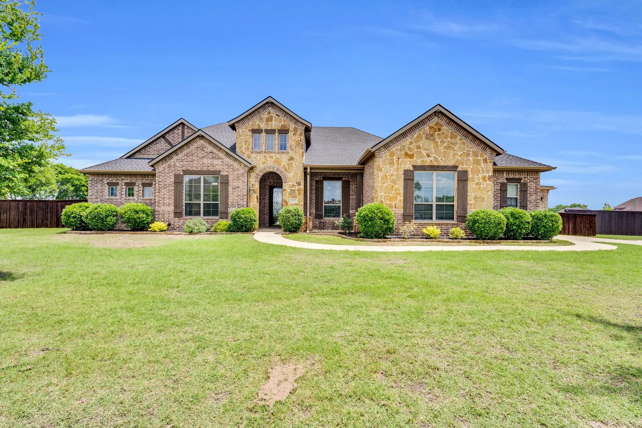 Single Family Residence For Sale in Ellis County , 102 Willowbrook Drive, Waxahachie, Texas 75165, 4 Bedroom, 3 Bathroom, 4 Garage spaces, 2,607 Sqft, built in 2015, mls#21355454, Real Estate Agent in Waxahachie, Homes For Sale in Ellis county, Homes For Sale in Waxahachie, Realtor in Waxahachie Texas, Real Estate Brokerage Independent Realty Texas, Luminita Cordes Realtor