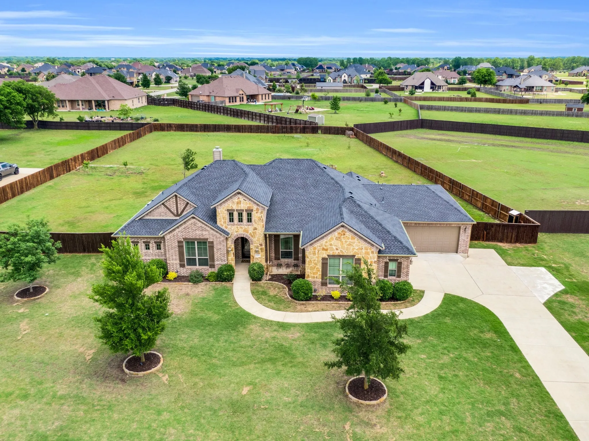 Single Family Residence For Sale in Ellis County , 102 Willowbrook Drive, Waxahachie, Texas 75165, 4 Bedroom, 3 Bathroom, 4 Garage spaces, 2,607 Sqft, built in 2015, mls#21355454, Real Estate Agent in Waxahachie, Homes For Sale in Ellis county, Homes For Sale in Waxahachie, Realtor in Waxahachie Texas, Real Estate Brokerage Independent Realty Texas, Luminita Cordes Realtor