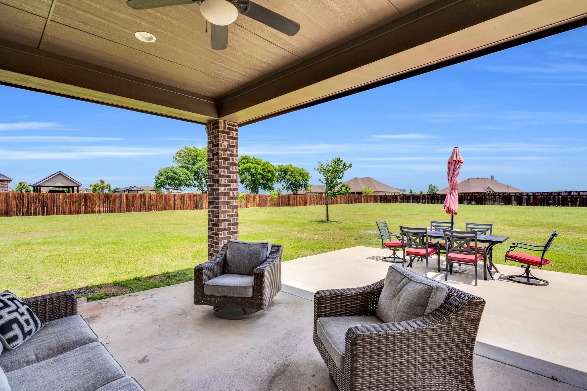 Single Family Residence For Sale in Ellis County , 102 Willowbrook Drive, Waxahachie, Texas 75165, 4 Bedroom, 3 Bathroom, 4 Garage spaces, 2,607 Sqft, built in 2015, mls#21355454, Real Estate Agent in Waxahachie, Homes For Sale in Ellis county, Homes For Sale in Waxahachie, Realtor in Waxahachie Texas, Real Estate Brokerage Independent Realty Texas, Luminita Cordes Realtor