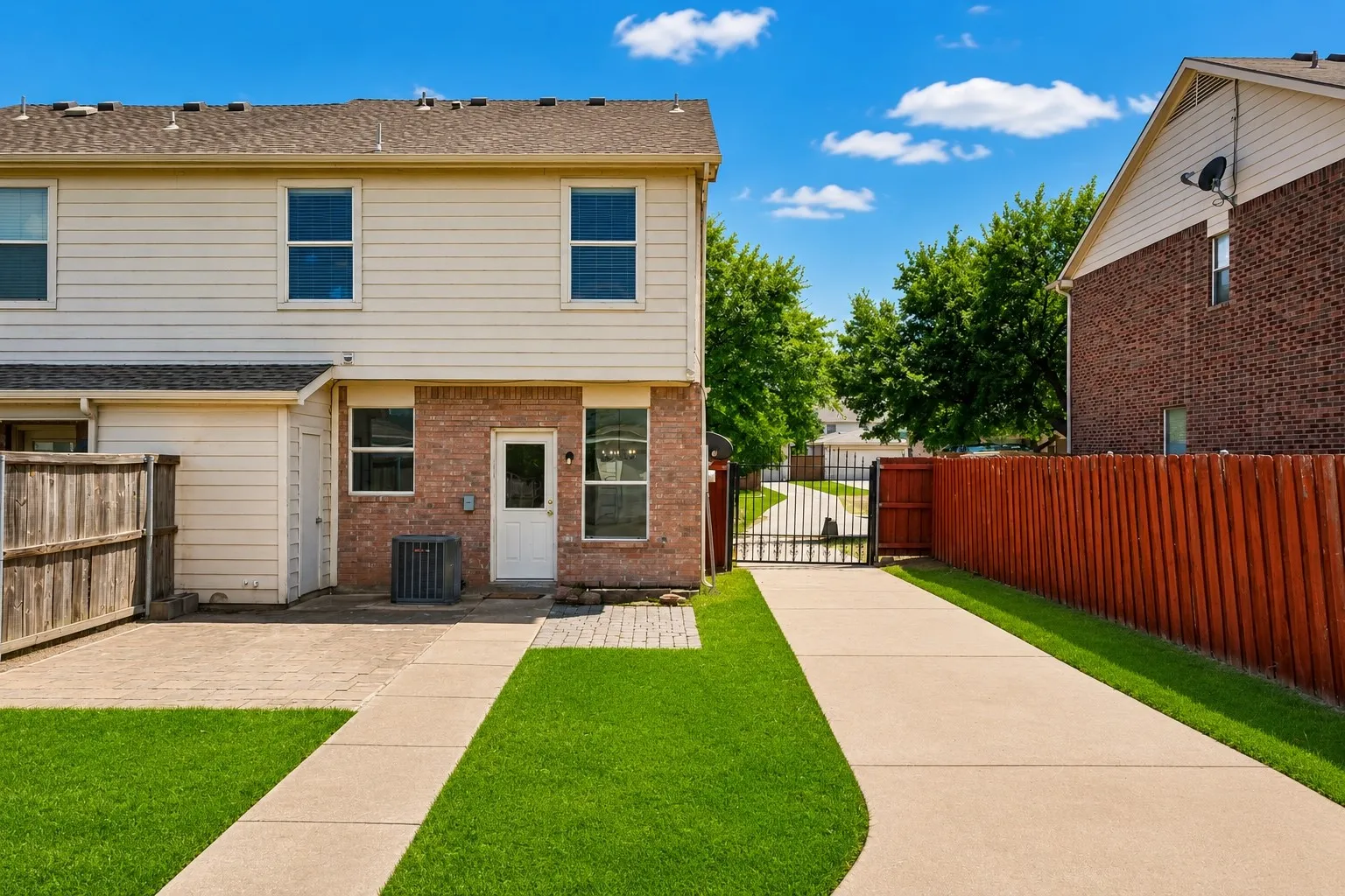 Townhouse For Sale in Collin County , 2617 Boedeker Drive, Plano, Texas 75074, 3 Bedroom, 2 Bathroom, 2 Garage spaces, 1,303 Sqft, built in 2004, Price $300,000, mls#21357615, Real Estate Agent in Plano, Homes For Sale in Collin county, Homes For Sale in Plano, Realtor in Plano Texas, Real Estate Brokerage Independent Realty Texas, Luminita Cordes Realtor