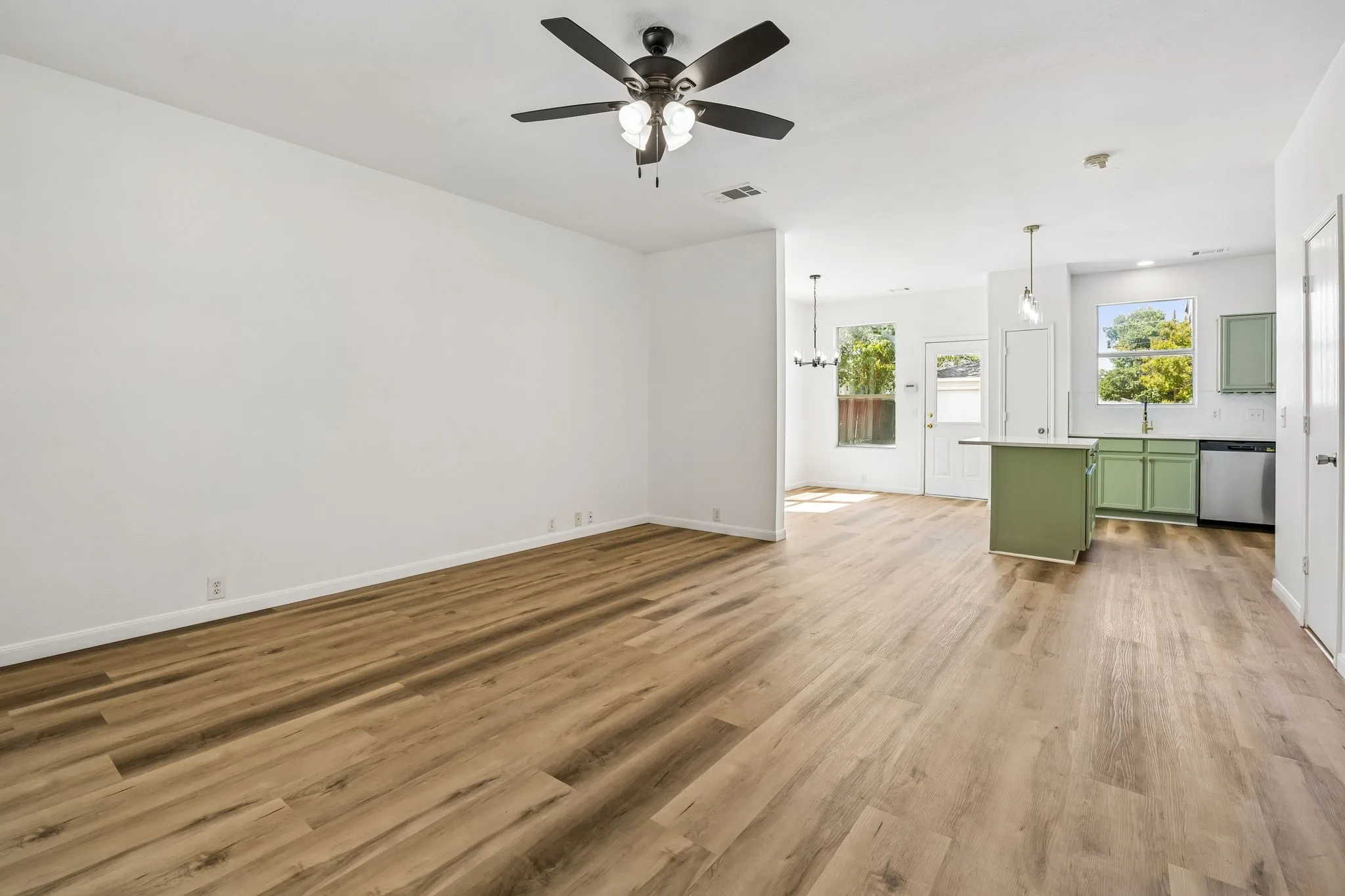Townhouse For Sale in Collin County , 2617 Boedeker Drive, Plano, Texas 75074, 3 Bedroom, 2 Bathroom, 2 Garage spaces, 1,303 Sqft, built in 2004, Price $300,000, mls#21357615, Real Estate Agent in Plano, Homes For Sale in Collin county, Homes For Sale in Plano, Realtor in Plano Texas, Real Estate Brokerage Independent Realty Texas, Luminita Cordes Realtor