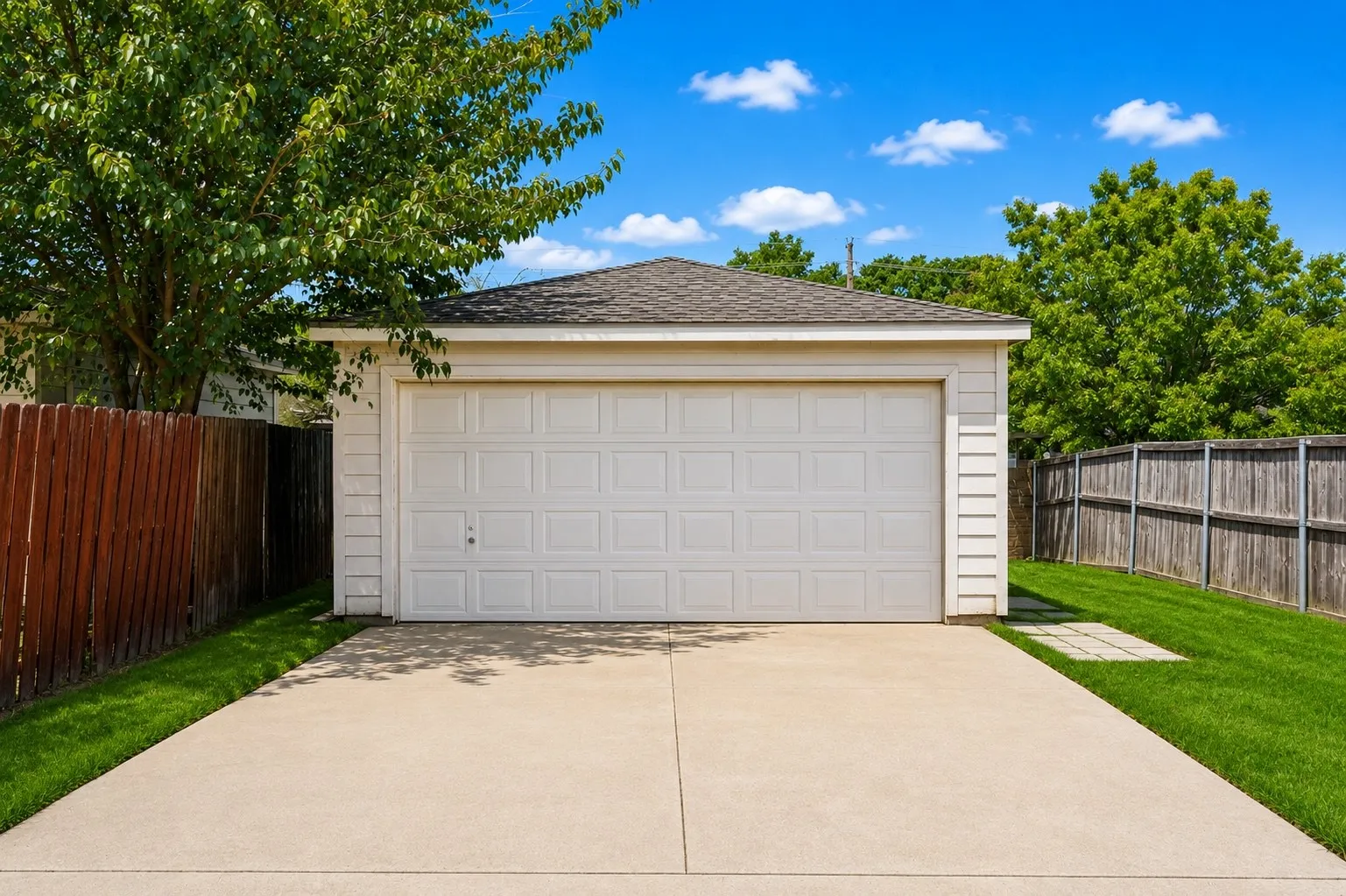 Townhouse For Sale in Collin County , 2617 Boedeker Drive, Plano, Texas 75074, 3 Bedroom, 2 Bathroom, 2 Garage spaces, 1,303 Sqft, built in 2004, Price $300,000, mls#21357615, Real Estate Agent in Plano, Homes For Sale in Collin county, Homes For Sale in Plano, Realtor in Plano Texas, Real Estate Brokerage Independent Realty Texas, Luminita Cordes Realtor