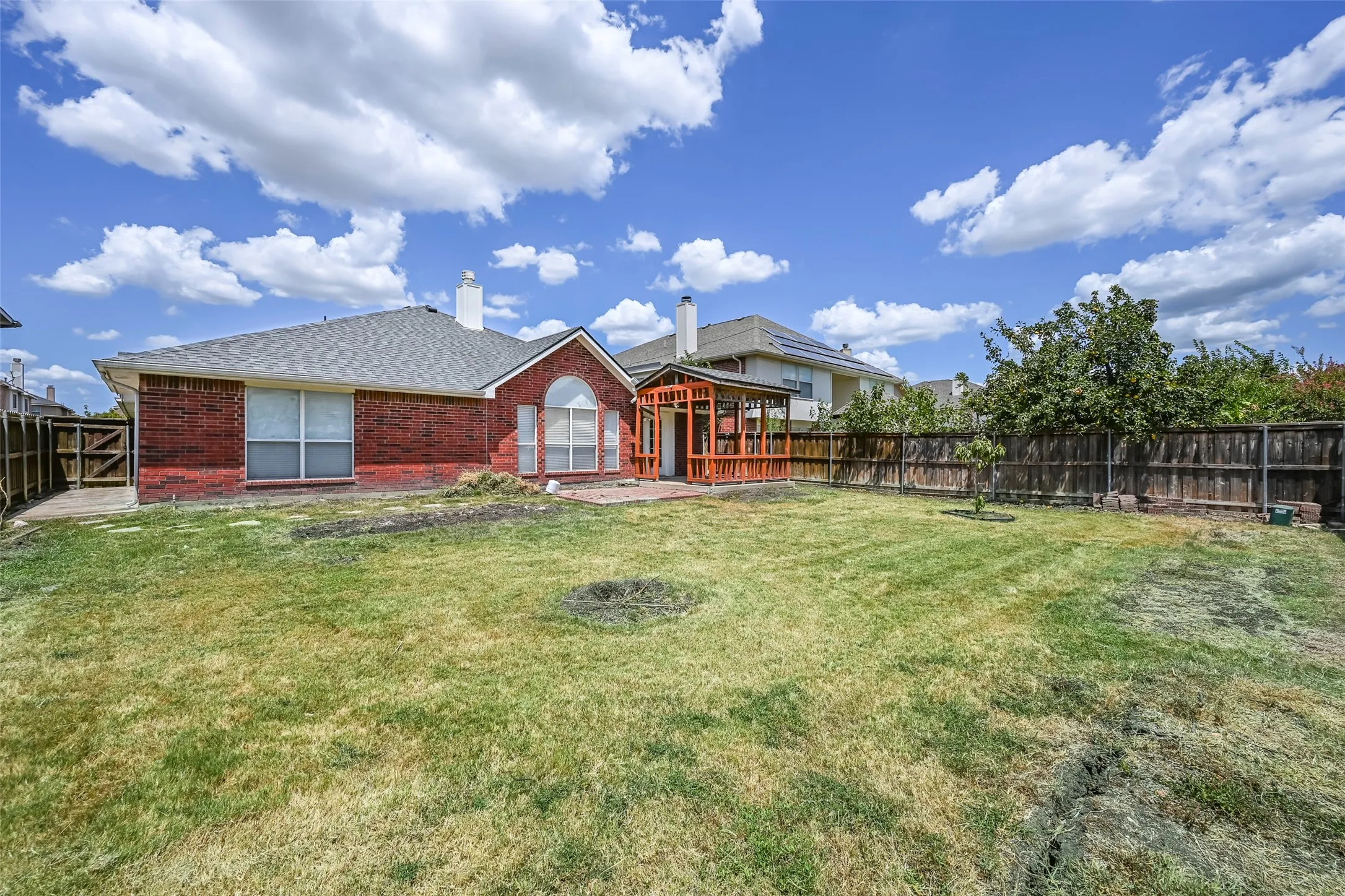Single Family Residence For Rent in Tarrant County , 216 Quail Trail Lane, Arlington, Texas 76002, 4 Bedroom, 2 Bathroom, 2 Garage spaces, 2,347 Sqft, built in 2002, mls#21357842, Real Estate Agent in Arlington, Homes For Rent in Tarrant county, Homes For Rent in Arlington, Realtor in Arlington Texas, Real Estate Brokerage Independent Realty Texas, Luminita Cordes Realtor