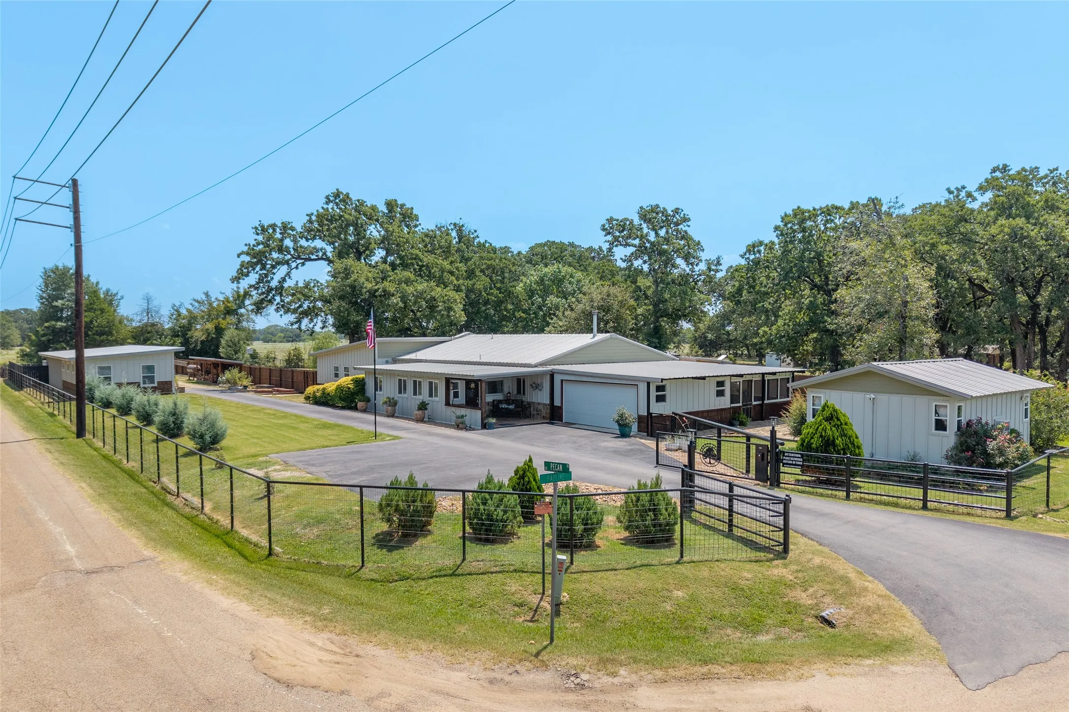 Single Family Residence For Sale in Henderson County , 116 Pauline Road, Mabank, Texas 75156, 4 Bedroom, 2 Bathroom, 2 Garage spaces, 2,843 Sqft, built in 2017, mls#21354539, Real Estate Agent in Mabank, Homes For Sale in Henderson county, Homes For Sale in Mabank, Realtor in Mabank Texas, Real Estate Brokerage Independent Realty Texas, Luminita Cordes Realtor