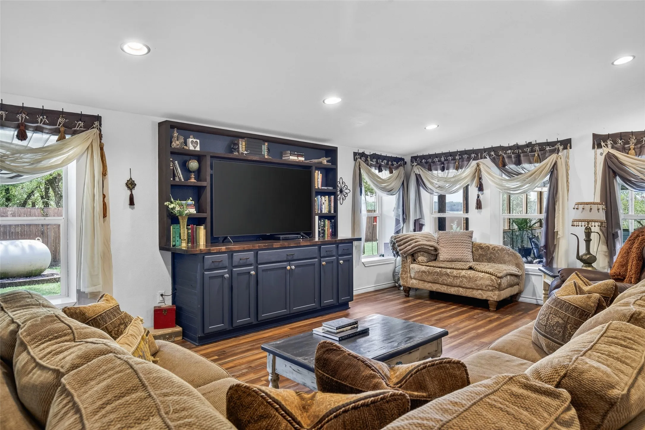 Single Family Residence For Sale in Henderson County , 116 Pauline Road, Mabank, Texas 75156, 4 Bedroom, 2 Bathroom, 2 Garage spaces, 2,843 Sqft, built in 2017, mls#21354539, Real Estate Agent in Mabank, Homes For Sale in Henderson county, Homes For Sale in Mabank, Realtor in Mabank Texas, Real Estate Brokerage Independent Realty Texas, Luminita Cordes Realtor