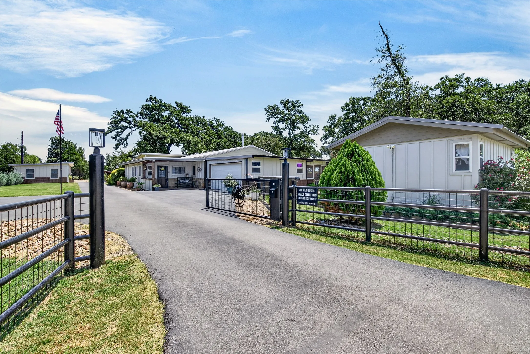 Single Family Residence For Sale in Henderson County , 116 Pauline Road, Mabank, Texas 75156, 4 Bedroom, 2 Bathroom, 2 Garage spaces, 2,843 Sqft, built in 2017, mls#21354539, Real Estate Agent in Mabank, Homes For Sale in Henderson county, Homes For Sale in Mabank, Realtor in Mabank Texas, Real Estate Brokerage Independent Realty Texas, Luminita Cordes Realtor