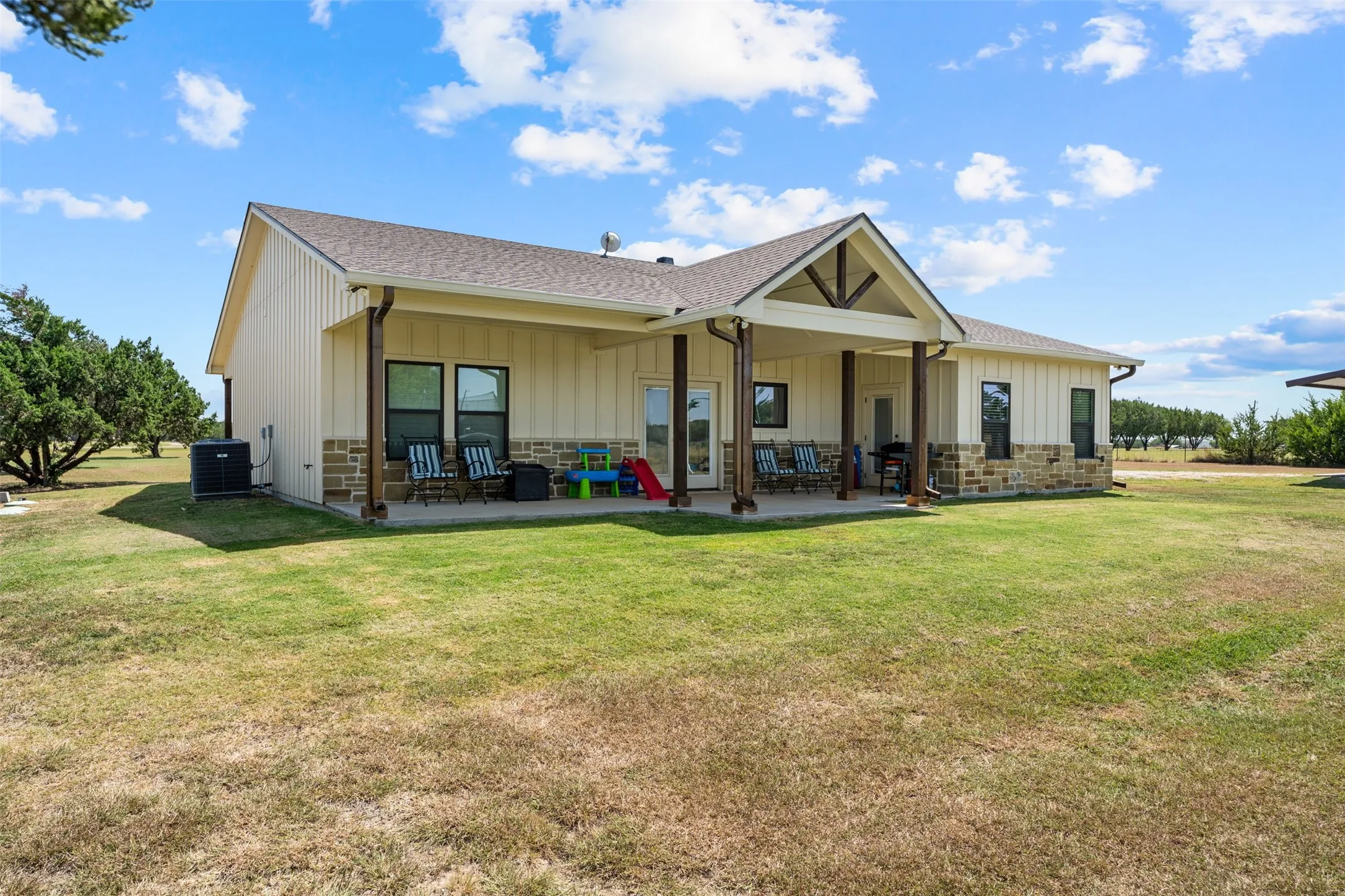 Single Family Residence For Sale in Mc Lennan County , 717 Dove Hill Lane, China Spring, Texas 76633, 3 Bedroom, 3 Bathroom, Garage spaces, 1,817 Sqft, built in 2021, mls#21355682, Real Estate Agent in China Spring, Homes For Sale in Mc Lennan county, Homes For Sale in China Spring, Realtor in China Spring Texas, Real Estate Brokerage Independent Realty Texas, Luminita Cordes Realtor