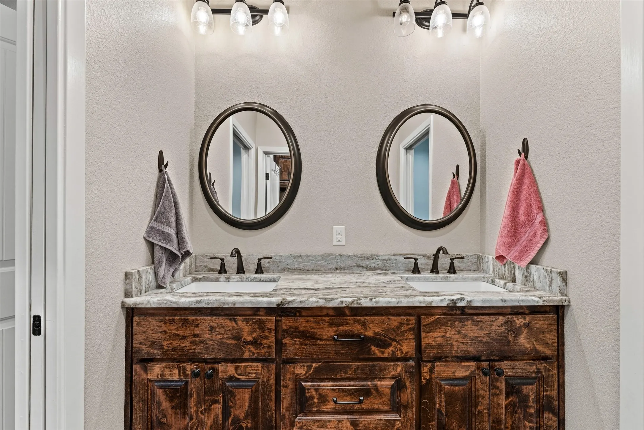 Single Family Residence For Sale in Mc Lennan County , 717 Dove Hill Lane, China Spring, Texas 76633, 3 Bedroom, 3 Bathroom, Garage spaces, 1,817 Sqft, built in 2021, mls#21355682, Real Estate Agent in China Spring, Homes For Sale in Mc Lennan county, Homes For Sale in China Spring, Realtor in China Spring Texas, Real Estate Brokerage Independent Realty Texas, Luminita Cordes Realtor