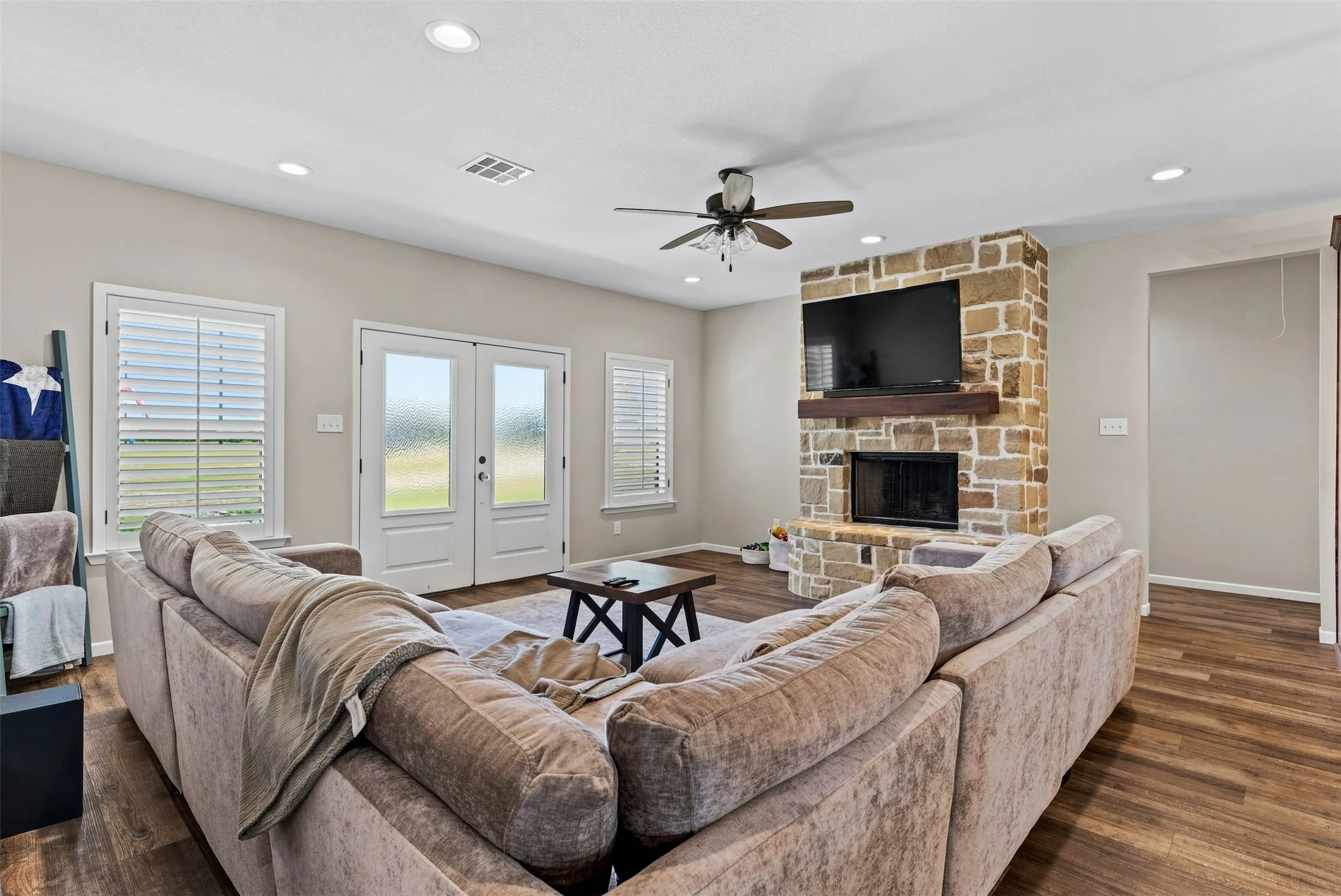 Single Family Residence For Sale in Mc Lennan County , 717 Dove Hill Lane, China Spring, Texas 76633, 3 Bedroom, 3 Bathroom, Garage spaces, 1,817 Sqft, built in 2021, mls#21355682, Real Estate Agent in China Spring, Homes For Sale in Mc Lennan county, Homes For Sale in China Spring, Realtor in China Spring Texas, Real Estate Brokerage Independent Realty Texas, Luminita Cordes Realtor