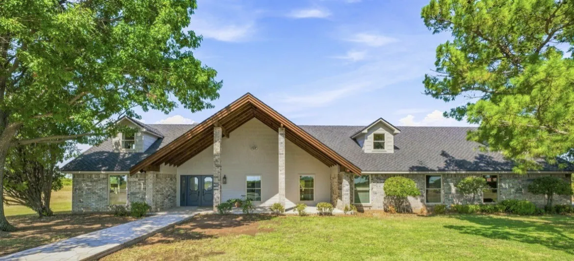 Single Family Residence For Sale in Young County , 1070 FM 3329, Olney, Texas 76374, 4 Bedroom, 3 Bathroom, 3 Garage spaces, 4,000 Sqft, built in 1979, mls#21357869, Real Estate Agent in Olney, Homes For Sale in Young county, Homes For Sale in Olney, Realtor in Olney Texas, Real Estate Brokerage Independent Realty Texas, Luminita Cordes Realtor