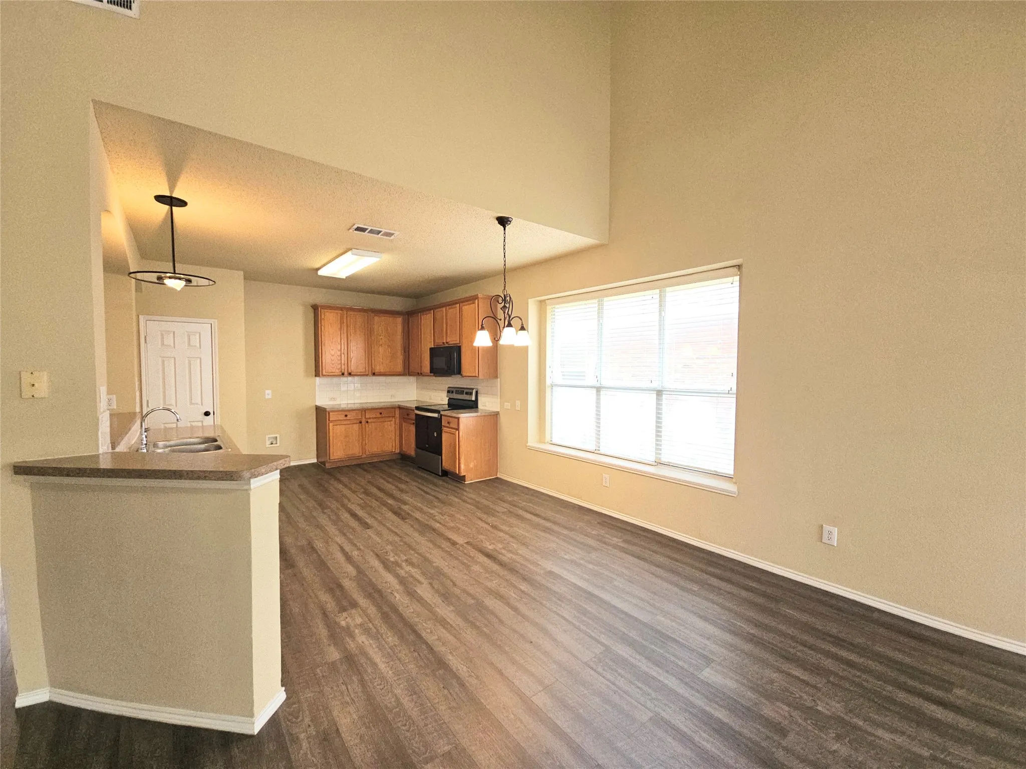 Single Family Residence For Rent in Tarrant County , 4605 Buffalo Bend Place, Fort Worth, Texas 76137, 4 Bedroom, 4 Bathroom, 2 Garage spaces, 2,724 Sqft, built in 1999, mls#21357872, Real Estate Agent in Fort Worth, Homes For Rent in Tarrant county, Homes For Rent in Fort Worth, Realtor in Fort Worth Texas, Real Estate Brokerage Independent Realty Texas, Luminita Cordes Realtor
