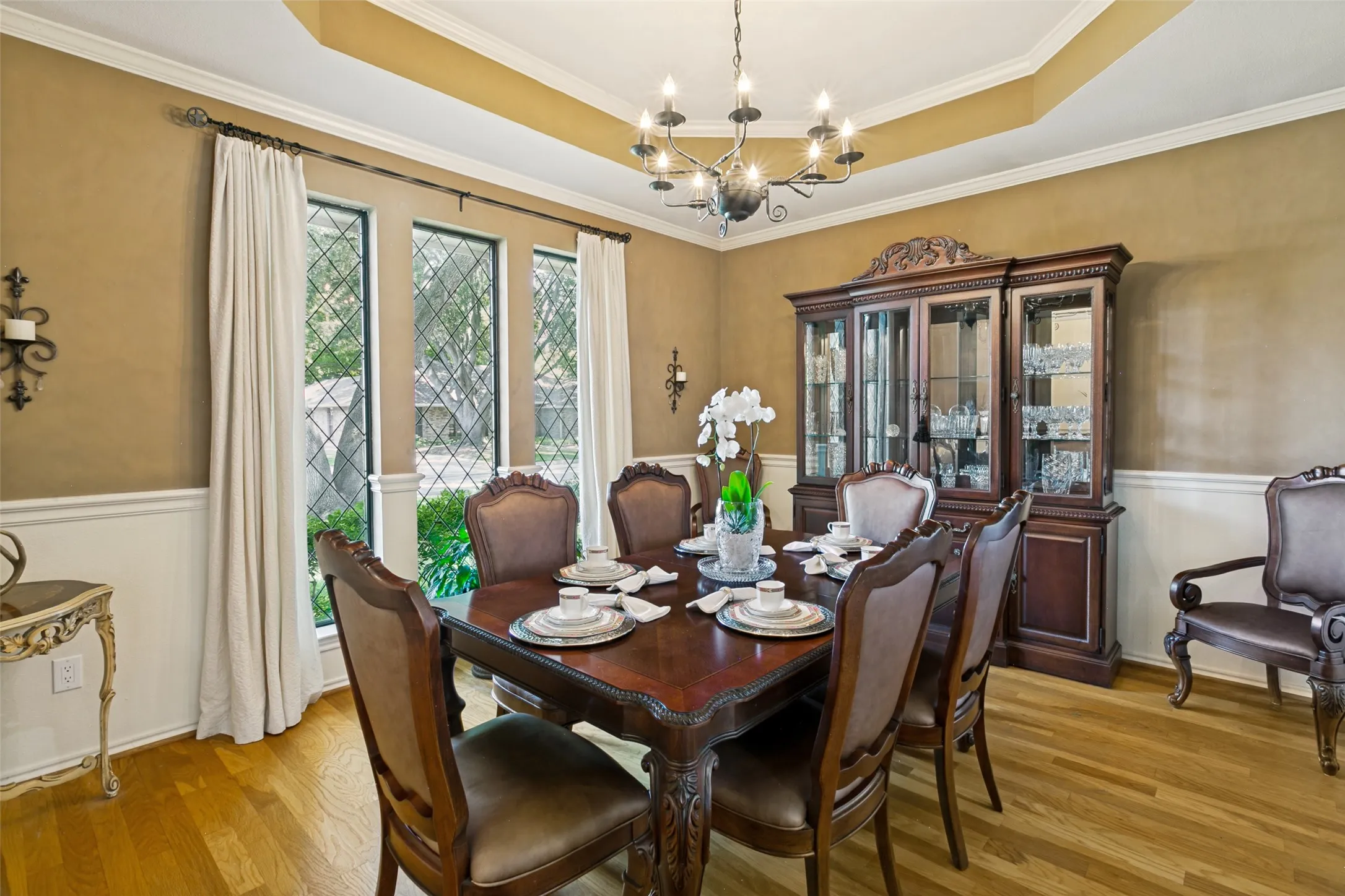 Make memories to last a lifetime in this generously sized dining room!