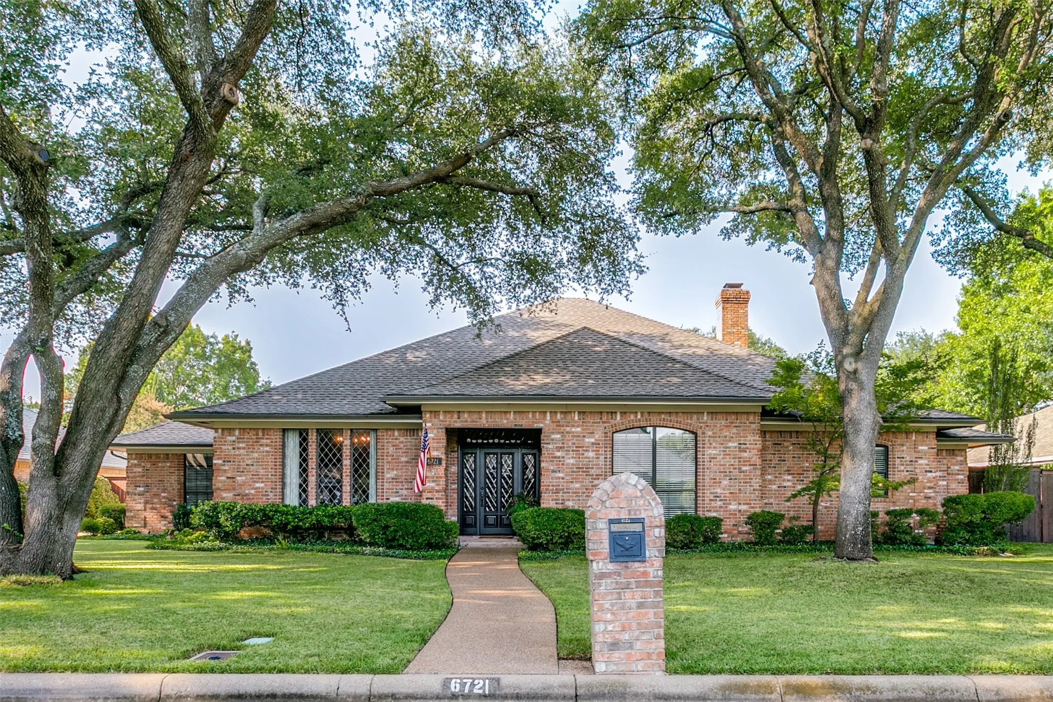 Single Family Residence For Sale in Tarrant County , 6721 Cool Meadow Drive, Fort Worth, Texas 76132, 4 Bedroom, 3 Bathroom, 2 Garage spaces, 3,110 Sqft, built in 1984, mls#21357122, Real Estate Agent in Fort Worth, Homes For Sale in Tarrant county, Homes For Sale in Fort Worth, Realtor in Fort Worth Texas, Real Estate Brokerage Independent Realty Texas, Luminita Cordes Realtor