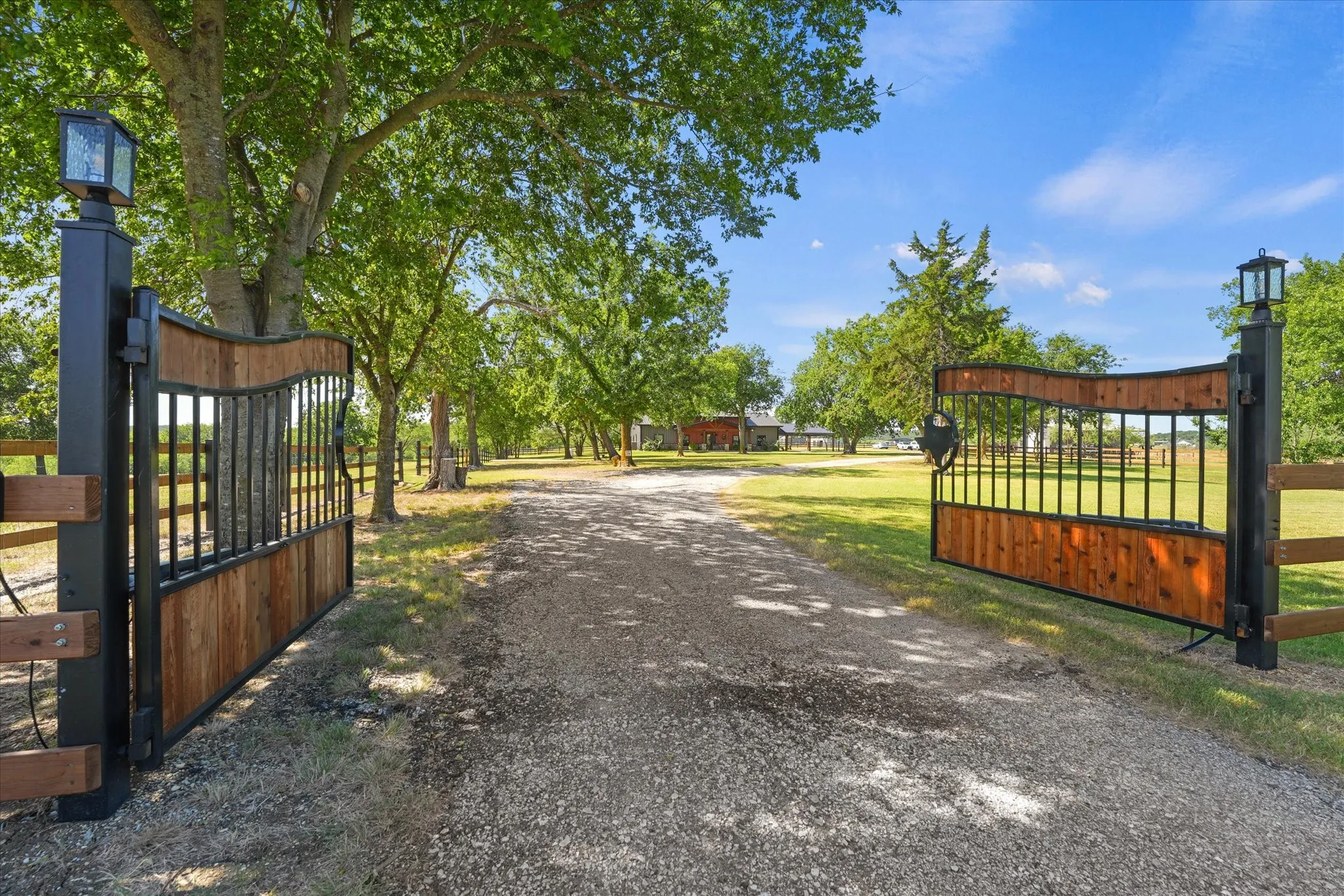 Farm For Sale in Ellis County , 9861 Fm-66, Maypearl, Texas 76064, 3 Bedroom, 4 Bathroom, Garage spaces, 2,461 Sqft, built in 2023, mls#21357870, Real Estate Agent in Maypearl, Homes For Sale in Ellis county, Homes For Sale in Maypearl, Realtor in Maypearl Texas, Real Estate Brokerage Independent Realty Texas, Luminita Cordes Realtor