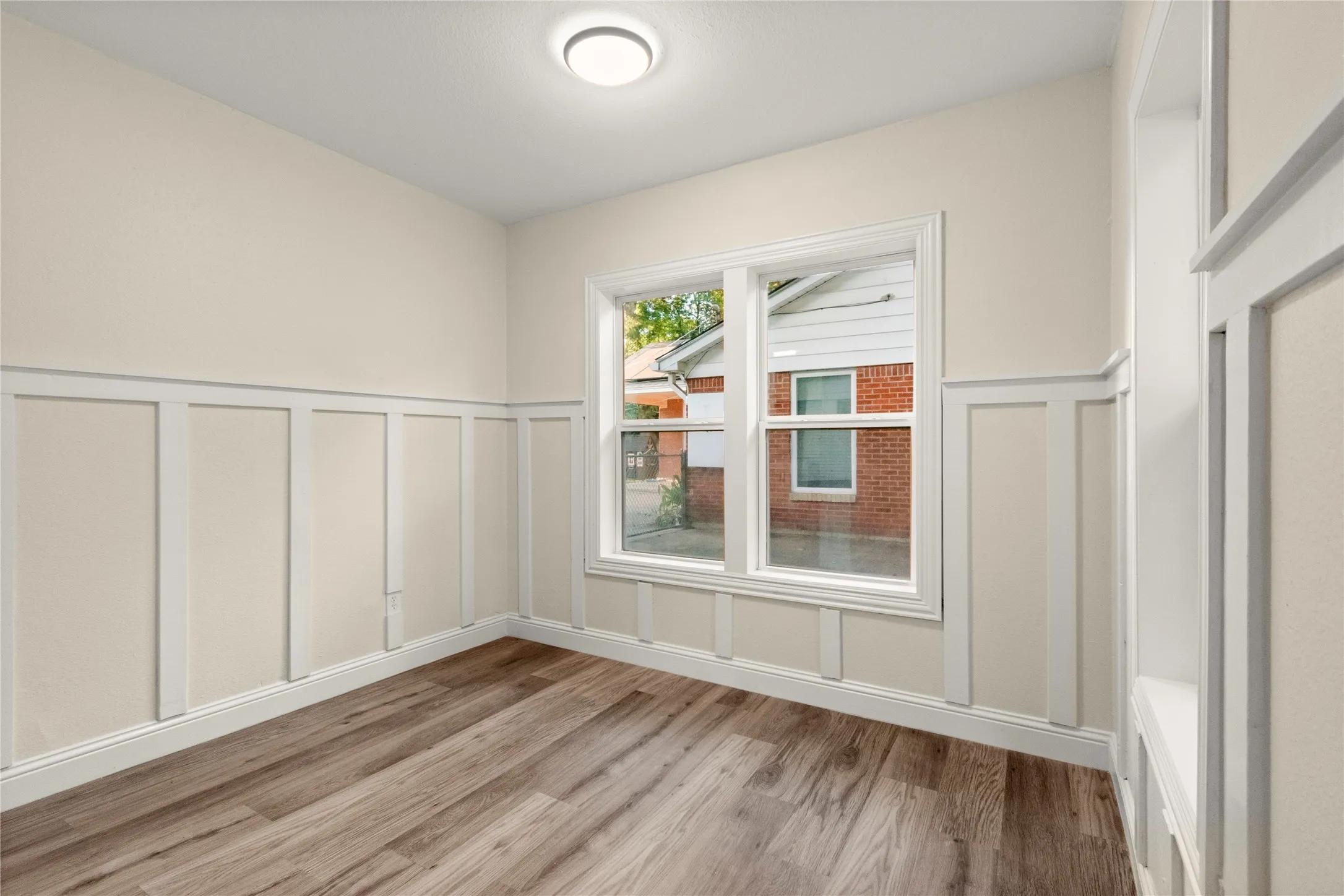 Single Family Residence For Sale in Tarrant County , 729 Thersa Drive, River Oaks, Texas 76114, 3 Bedroom, 2 Bathroom, 2 Garage spaces, 1,181 Sqft, built in 1951, mls#21356205, Real Estate Agent in River Oaks, Homes For Sale in Tarrant county, Homes For Sale in River Oaks, Realtor in River Oaks Texas, Real Estate Brokerage Independent Realty Texas, Luminita Cordes Realtor
