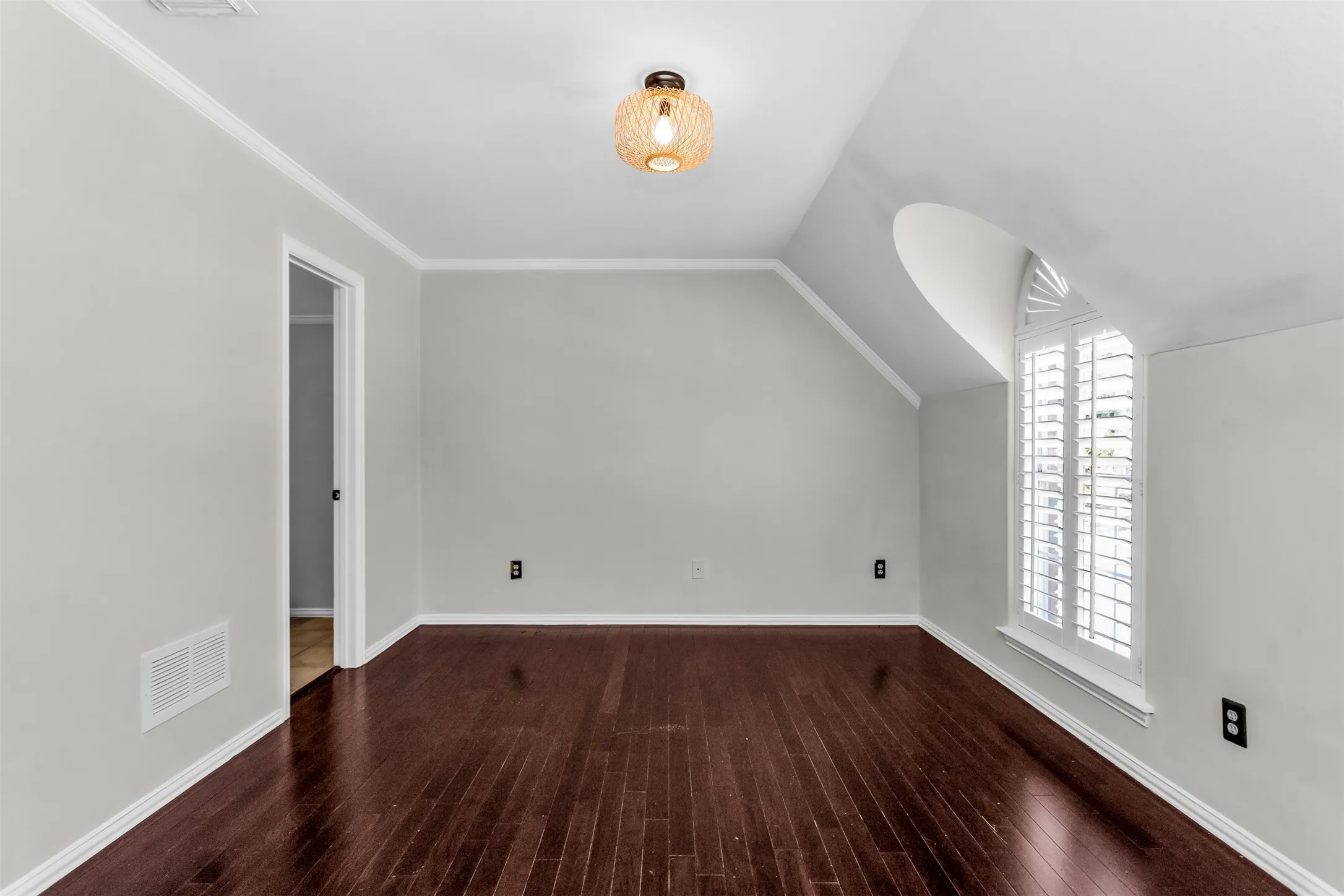 Single Family Residence For Rent in Collin County , 4404 Hollow Oak Drive, Dallas, Texas 75287, 4 Bedroom, 4 Bathroom, 2 Garage spaces, 3,279 Sqft, built in 1988, mls#21357647, Real Estate Agent in Dallas, Homes For Rent in Collin county, Homes For Rent in Dallas, Realtor in Dallas Texas, Real Estate Brokerage Independent Realty Texas, Luminita Cordes Realtor