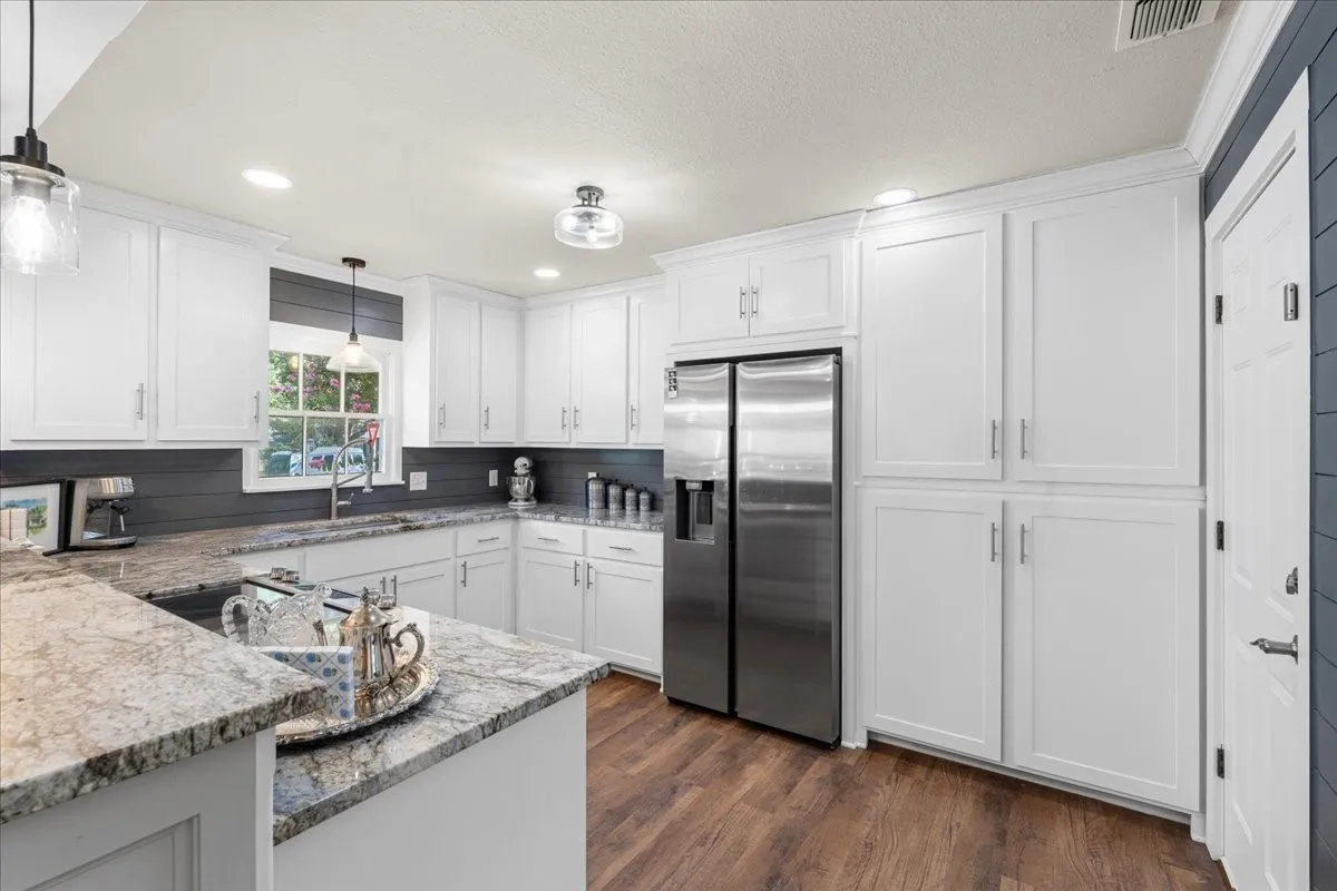 Single Family Residence For Sale in Navarro County , 1801 Woodlawn Avenue, Corsicana, Texas 75110, 3 Bedroom, 2 Bathroom, 1 Garage spaces, 1,750 Sqft, built in 1960, mls#21355517, Real Estate Agent in Corsicana, Homes For Sale in Navarro county, Homes For Sale in Corsicana, Realtor in Corsicana Texas, Real Estate Brokerage Independent Realty Texas, Luminita Cordes Realtor