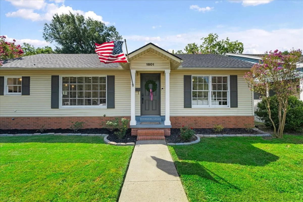 Single Family Residence For Sale in Navarro County , 1801 Woodlawn Avenue, Corsicana, Texas 75110, 3 Bedroom, 2 Bathroom, 1 Garage spaces, 1,750 Sqft, built in 1960, mls#21355517, Real Estate Agent in Corsicana, Homes For Sale in Navarro county, Homes For Sale in Corsicana, Realtor in Corsicana Texas, Real Estate Brokerage Independent Realty Texas, Luminita Cordes Realtor