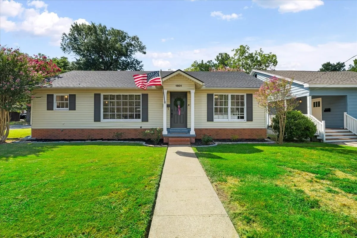 Single Family Residence For Sale in Navarro County , 1801 Woodlawn Avenue, Corsicana, Texas 75110, 3 Bedroom, 2 Bathroom, 1 Garage spaces, 1,750 Sqft, built in 1960, mls#21355517, Real Estate Agent in Corsicana, Homes For Sale in Navarro county, Homes For Sale in Corsicana, Realtor in Corsicana Texas, Real Estate Brokerage Independent Realty Texas, Luminita Cordes Realtor