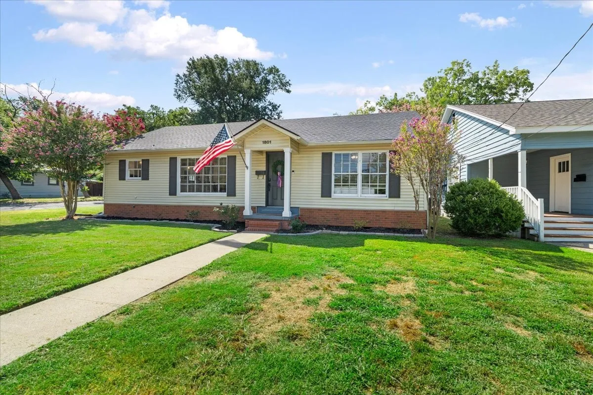 Single Family Residence For Sale in Navarro County , 1801 Woodlawn Avenue, Corsicana, Texas 75110, 3 Bedroom, 2 Bathroom, 1 Garage spaces, 1,750 Sqft, built in 1960, mls#21355517, Real Estate Agent in Corsicana, Homes For Sale in Navarro county, Homes For Sale in Corsicana, Realtor in Corsicana Texas, Real Estate Brokerage Independent Realty Texas, Luminita Cordes Realtor