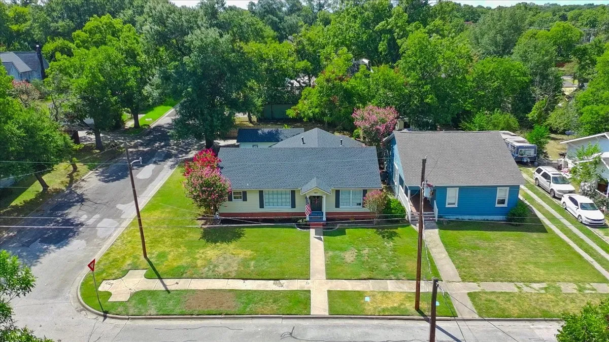 Single Family Residence For Sale in Navarro County , 1801 Woodlawn Avenue, Corsicana, Texas 75110, 3 Bedroom, 2 Bathroom, 1 Garage spaces, 1,750 Sqft, built in 1960, mls#21355517, Real Estate Agent in Corsicana, Homes For Sale in Navarro county, Homes For Sale in Corsicana, Realtor in Corsicana Texas, Real Estate Brokerage Independent Realty Texas, Luminita Cordes Realtor