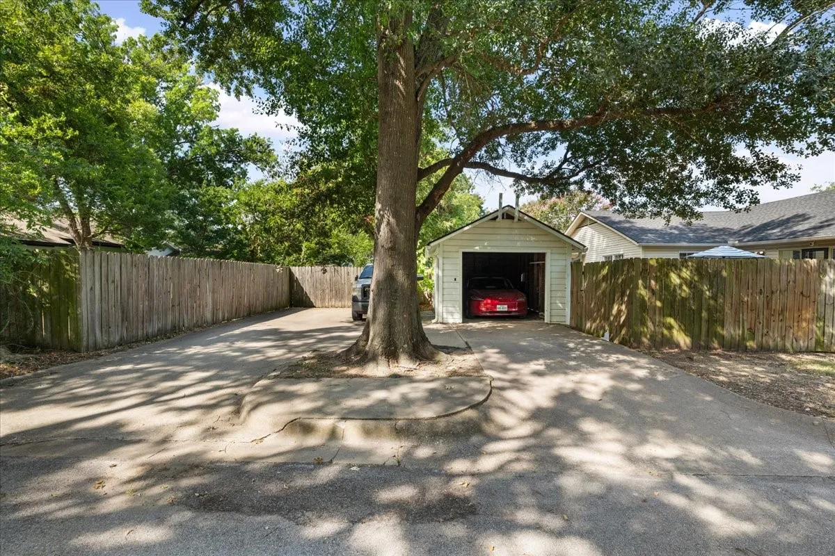 Single Family Residence For Sale in Navarro County , 1801 Woodlawn Avenue, Corsicana, Texas 75110, 3 Bedroom, 2 Bathroom, 1 Garage spaces, 1,750 Sqft, built in 1960, mls#21355517, Real Estate Agent in Corsicana, Homes For Sale in Navarro county, Homes For Sale in Corsicana, Realtor in Corsicana Texas, Real Estate Brokerage Independent Realty Texas, Luminita Cordes Realtor
