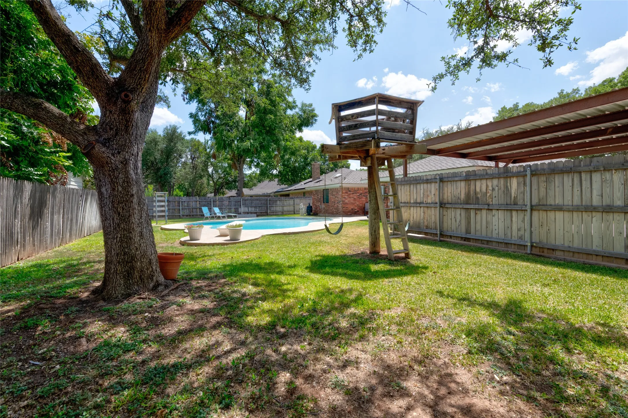 Single Family Residence For Sale in Taylor County , 2542 Woodlake Drive, Abilene, Texas 79606, 4 Bedroom, 3 Bathroom, 2 Garage spaces, 2,064 Sqft, built in 1981, mls#21357394, Real Estate Agent in Abilene, Homes For Sale in Taylor county, Homes For Sale in Abilene, Realtor in Abilene Texas, Real Estate Brokerage Independent Realty Texas, Luminita Cordes Realtor
