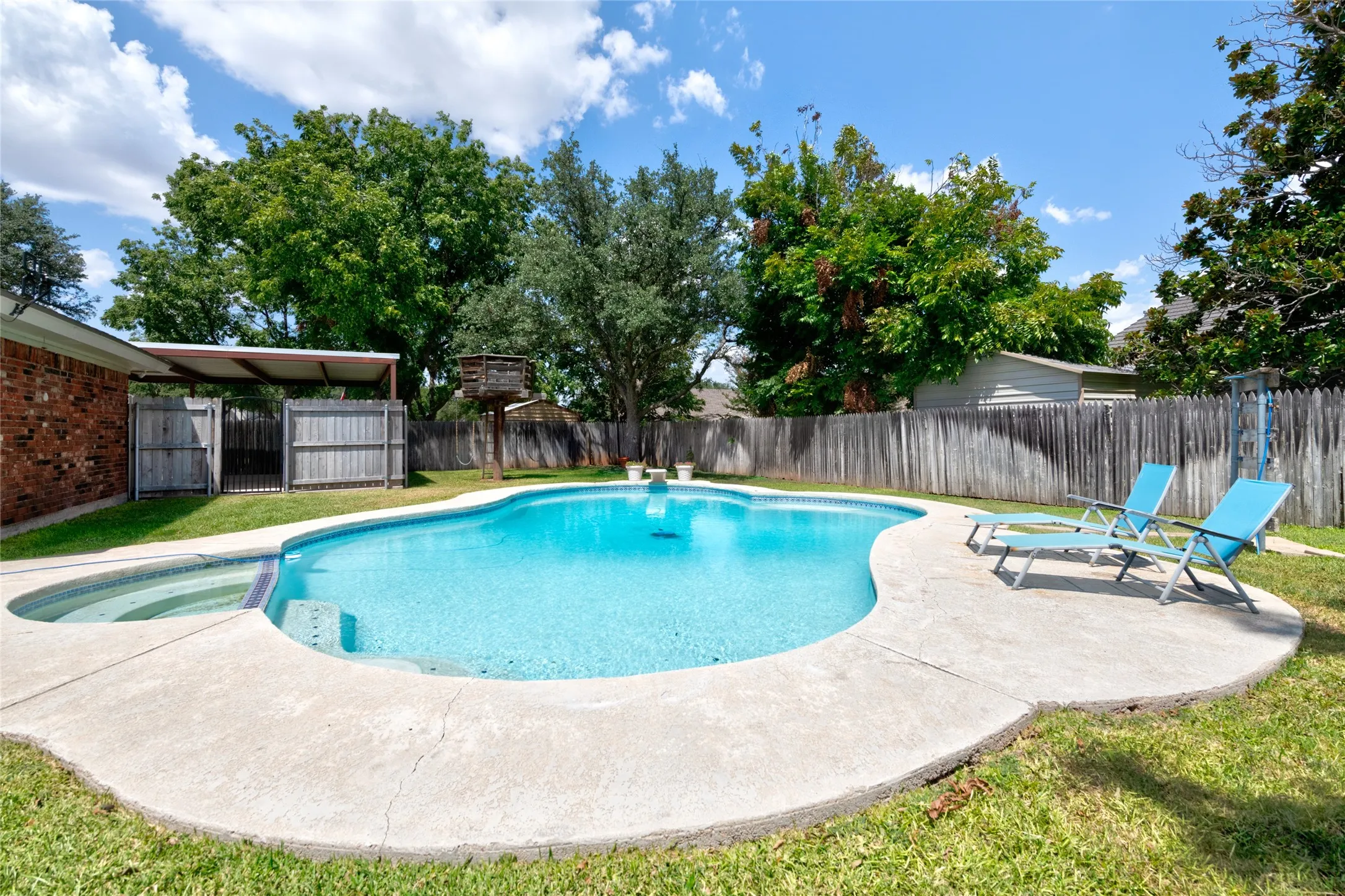 Single Family Residence For Sale in Taylor County , 2542 Woodlake Drive, Abilene, Texas 79606, 4 Bedroom, 3 Bathroom, 2 Garage spaces, 2,064 Sqft, built in 1981, mls#21357394, Real Estate Agent in Abilene, Homes For Sale in Taylor county, Homes For Sale in Abilene, Realtor in Abilene Texas, Real Estate Brokerage Independent Realty Texas, Luminita Cordes Realtor