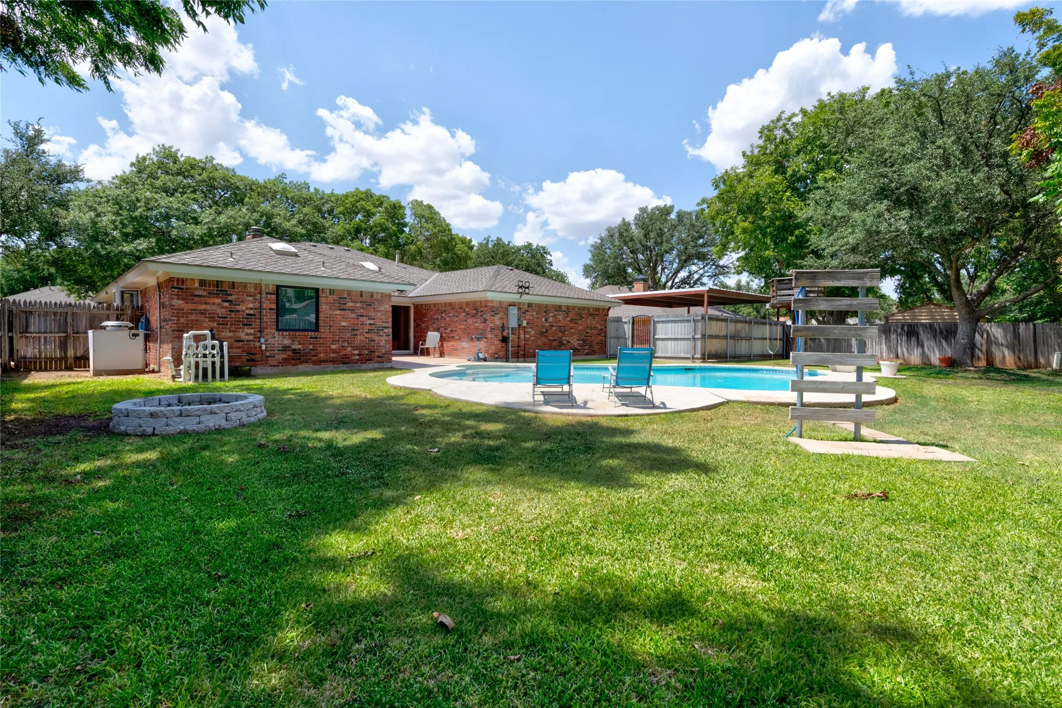 Single Family Residence For Sale in Taylor County , 2542 Woodlake Drive, Abilene, Texas 79606, 4 Bedroom, 3 Bathroom, 2 Garage spaces, 2,064 Sqft, built in 1981, mls#21357394, Real Estate Agent in Abilene, Homes For Sale in Taylor county, Homes For Sale in Abilene, Realtor in Abilene Texas, Real Estate Brokerage Independent Realty Texas, Luminita Cordes Realtor