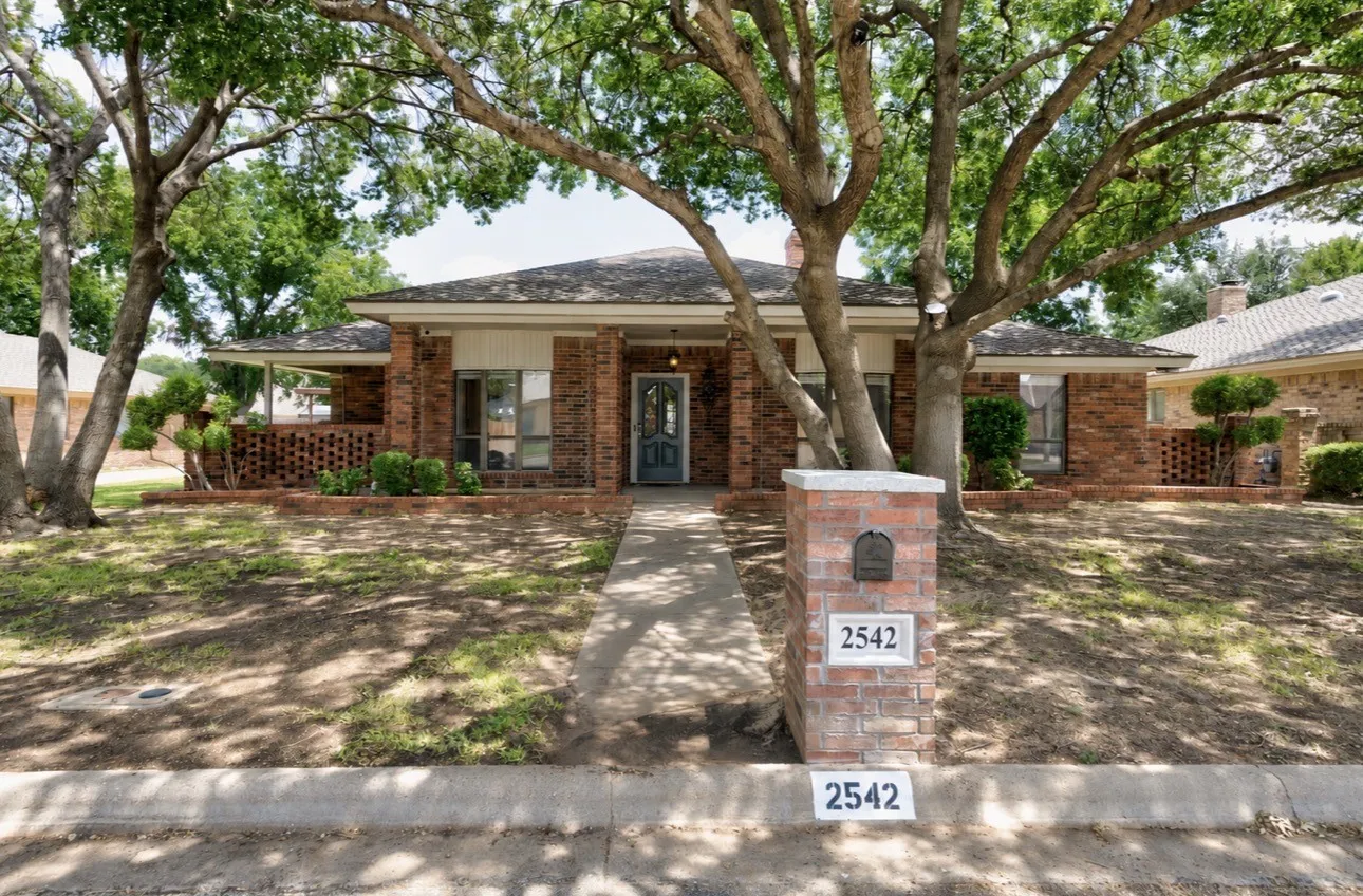 Single Family Residence For Sale in Taylor County , 2542 Woodlake Drive, Abilene, Texas 79606, 4 Bedroom, 3 Bathroom, 2 Garage spaces, 2,064 Sqft, built in 1981, mls#21357394, Real Estate Agent in Abilene, Homes For Sale in Taylor county, Homes For Sale in Abilene, Realtor in Abilene Texas, Real Estate Brokerage Independent Realty Texas, Luminita Cordes Realtor