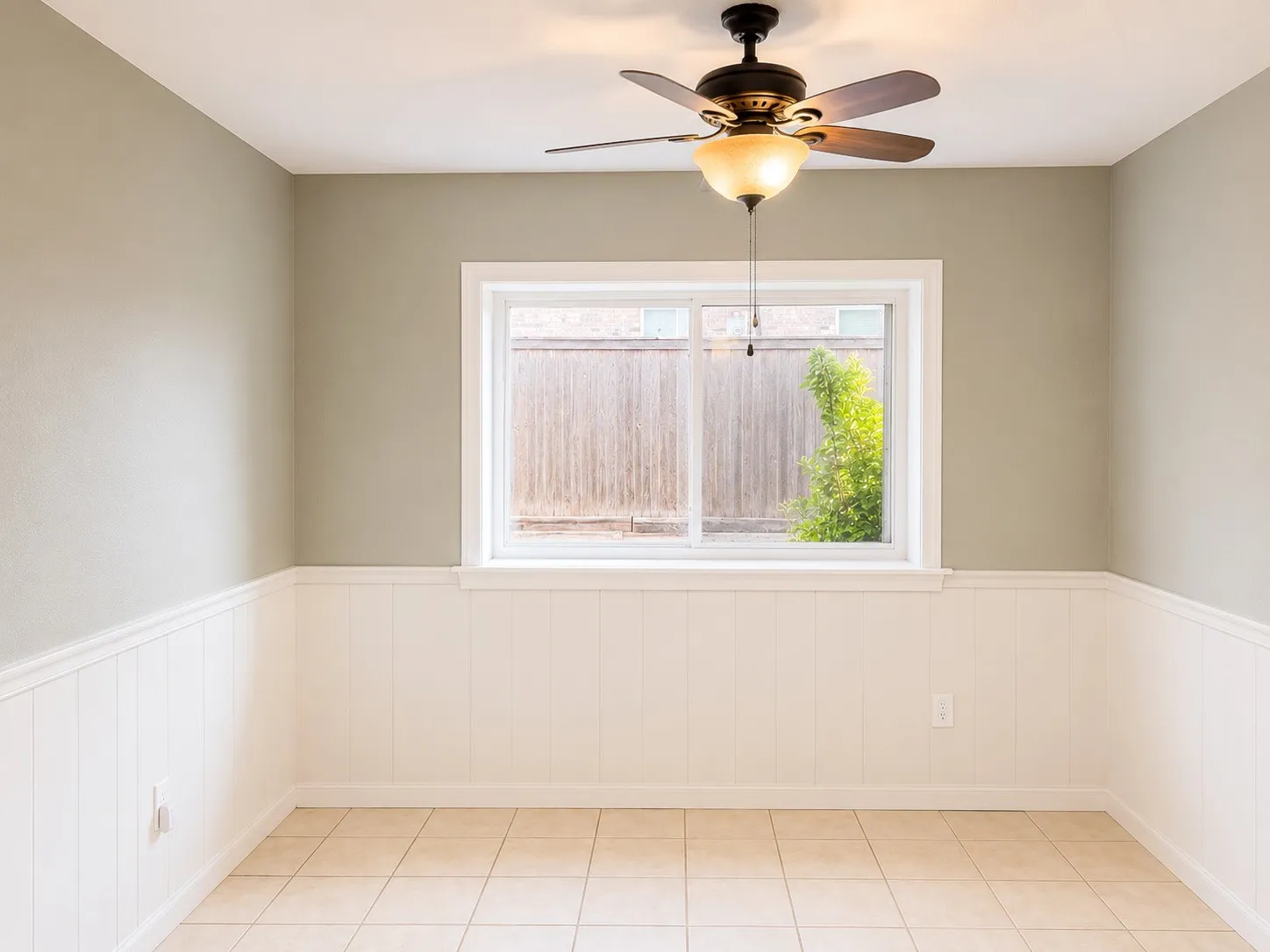 Single Family Residence For Sale in Tarrant County , 3313 Lakeview Drive, Grapevine, Texas 76051, 3 Bedroom, 2 Bathroom, 2 Garage spaces, 1,827 Sqft, built in 1979, mls#21357935, Real Estate Agent in Grapevine, Homes For Sale in Tarrant county, Homes For Sale in Grapevine, Realtor in Grapevine Texas, Real Estate Brokerage Independent Realty Texas, Luminita Cordes Realtor