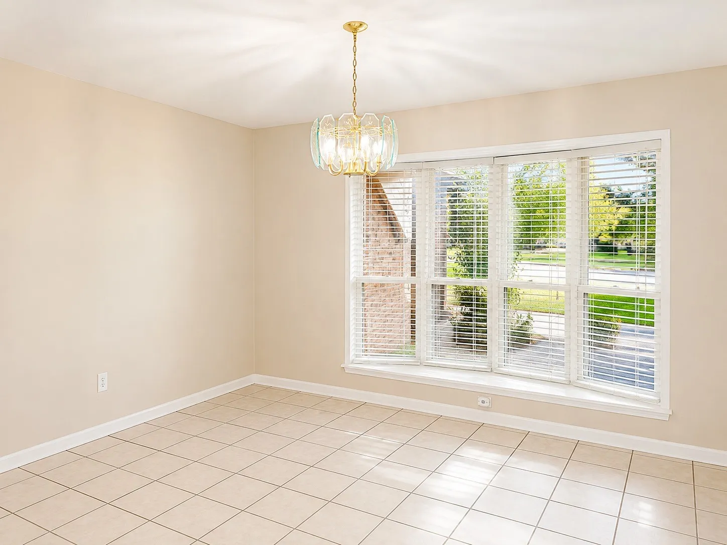 Single Family Residence For Sale in Tarrant County , 3313 Lakeview Drive, Grapevine, Texas 76051, 3 Bedroom, 2 Bathroom, 2 Garage spaces, 1,827 Sqft, built in 1979, mls#21357935, Real Estate Agent in Grapevine, Homes For Sale in Tarrant county, Homes For Sale in Grapevine, Realtor in Grapevine Texas, Real Estate Brokerage Independent Realty Texas, Luminita Cordes Realtor