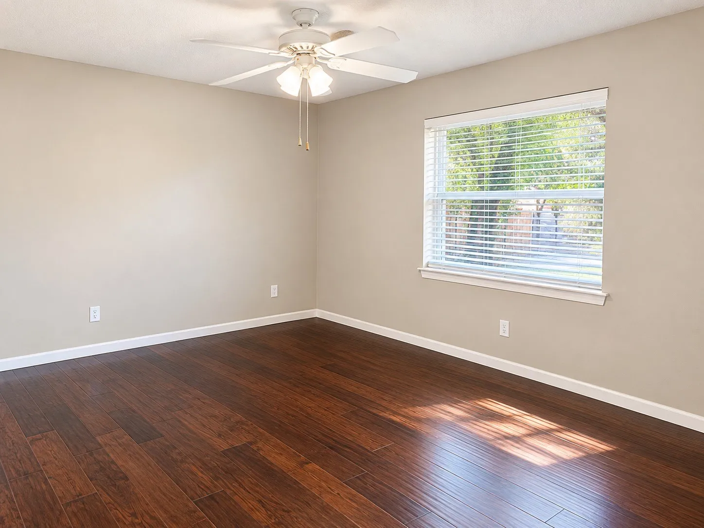Single Family Residence For Sale in Tarrant County , 3313 Lakeview Drive, Grapevine, Texas 76051, 3 Bedroom, 2 Bathroom, 2 Garage spaces, 1,827 Sqft, built in 1979, mls#21357935, Real Estate Agent in Grapevine, Homes For Sale in Tarrant county, Homes For Sale in Grapevine, Realtor in Grapevine Texas, Real Estate Brokerage Independent Realty Texas, Luminita Cordes Realtor