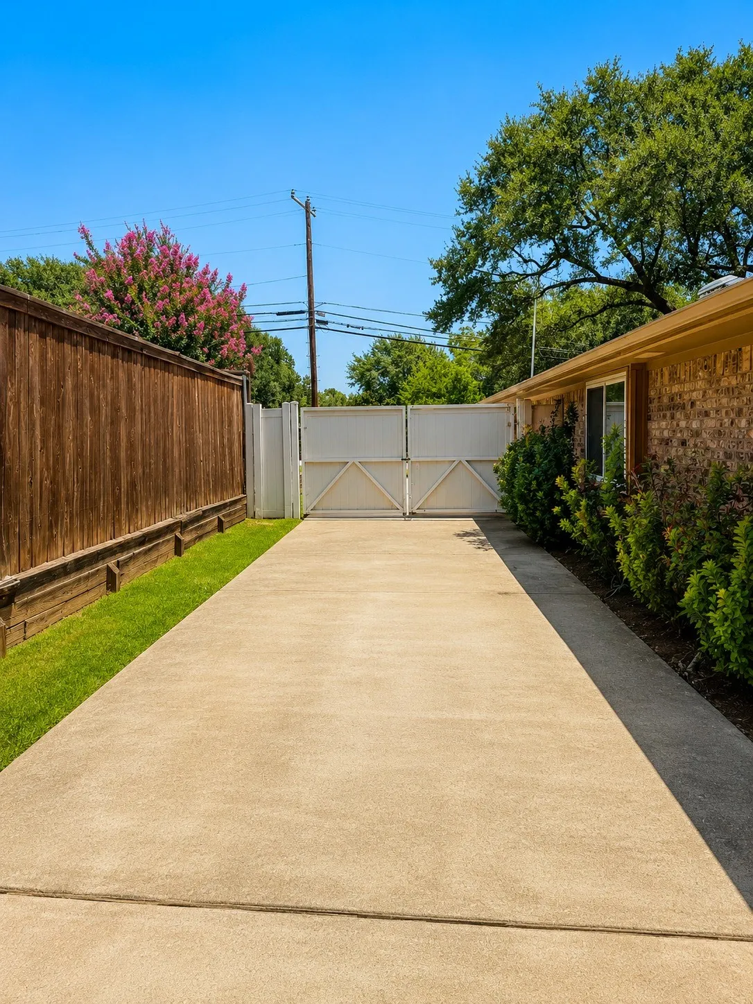 Single Family Residence For Sale in Tarrant County , 3313 Lakeview Drive, Grapevine, Texas 76051, 3 Bedroom, 2 Bathroom, 2 Garage spaces, 1,827 Sqft, built in 1979, mls#21357935, Real Estate Agent in Grapevine, Homes For Sale in Tarrant county, Homes For Sale in Grapevine, Realtor in Grapevine Texas, Real Estate Brokerage Independent Realty Texas, Luminita Cordes Realtor
